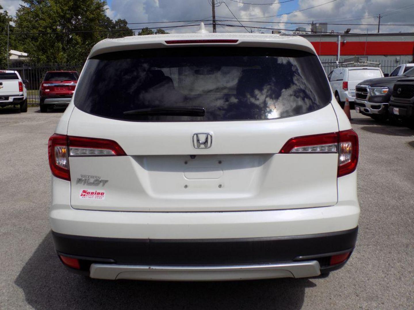 2019 WHITE HONDA PILOT EX (5FNYF5H38KB) with an 3.5L engine, Automatic transmission, located at 830 E. Canino Rd., Houston, TX, 77037, (281) 405-0440, 38.358219, -81.729942 - Photo#4