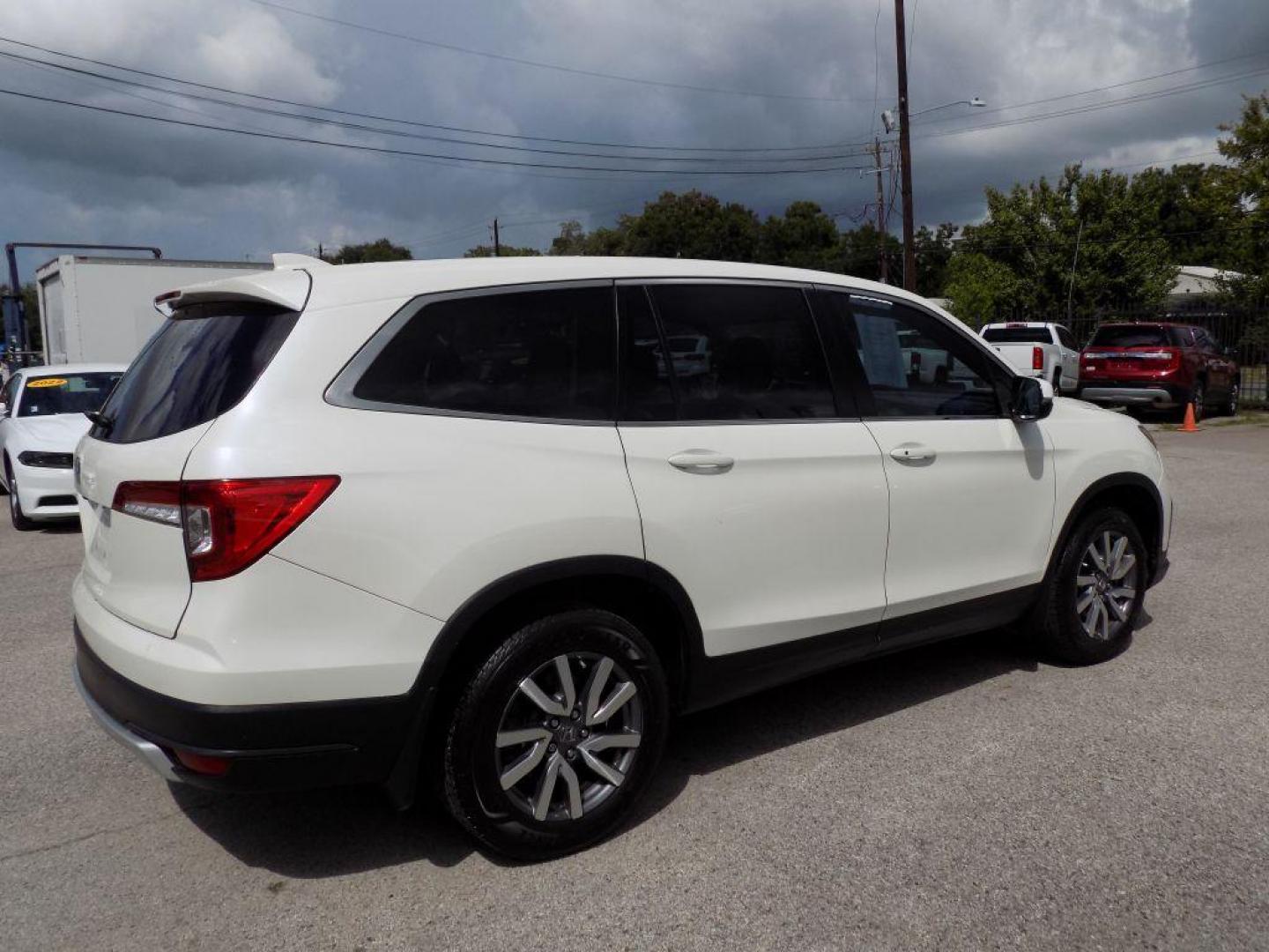 2019 WHITE HONDA PILOT EX (5FNYF5H38KB) with an 3.5L engine, Automatic transmission, located at 830 E. Canino Rd., Houston, TX, 77037, (281) 405-0440, 38.358219, -81.729942 - Photo#5