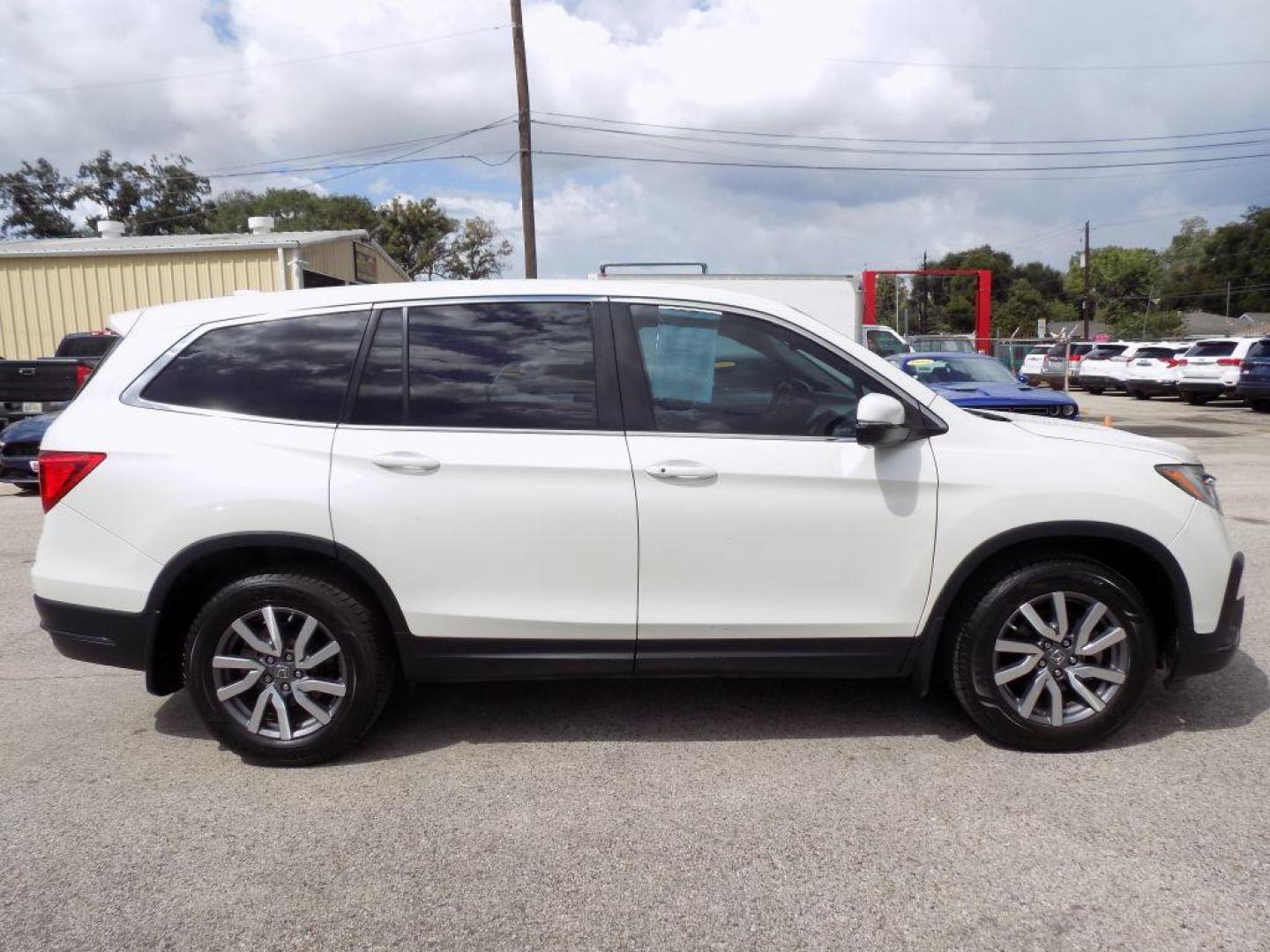 2019 WHITE HONDA PILOT EX (5FNYF5H38KB) with an 3.5L engine, Automatic transmission, located at 830 E. Canino Rd., Houston, TX, 77037, (281) 405-0440, 38.358219, -81.729942 - Photo#6