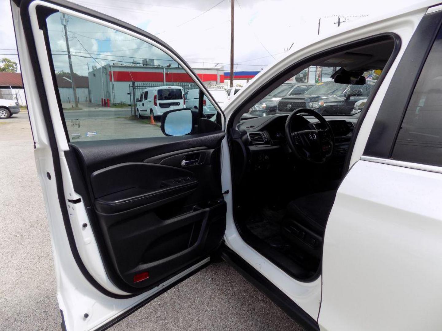 2019 WHITE HONDA PILOT EX (5FNYF5H38KB) with an 3.5L engine, Automatic transmission, located at 830 E. Canino Rd., Houston, TX, 77037, (281) 405-0440, 38.358219, -81.729942 - Photo#8