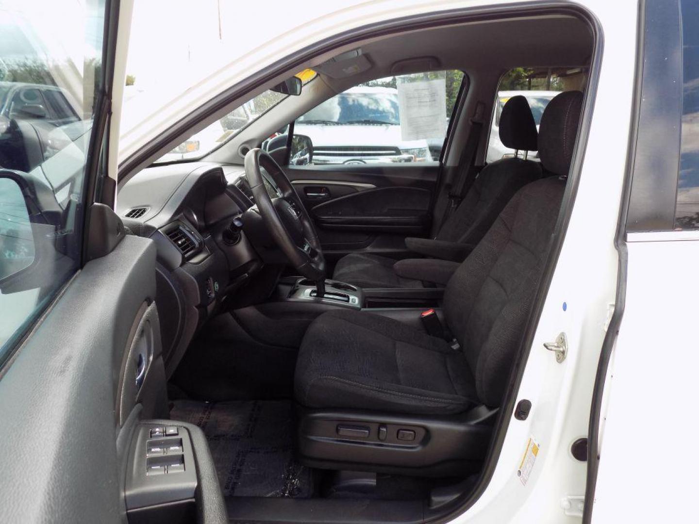 2019 WHITE HONDA PILOT EX (5FNYF5H38KB) with an 3.5L engine, Automatic transmission, located at 830 E. Canino Rd., Houston, TX, 77037, (281) 405-0440, 38.358219, -81.729942 - Photo#9