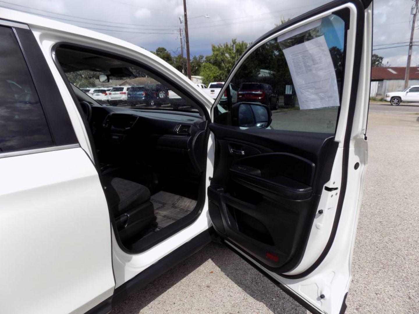 2019 WHITE HONDA PILOT EX (5FNYF5H38KB) with an 3.5L engine, Automatic transmission, located at 830 E. Canino Rd., Houston, TX, 77037, (281) 405-0440, 38.358219, -81.729942 - Photo#12