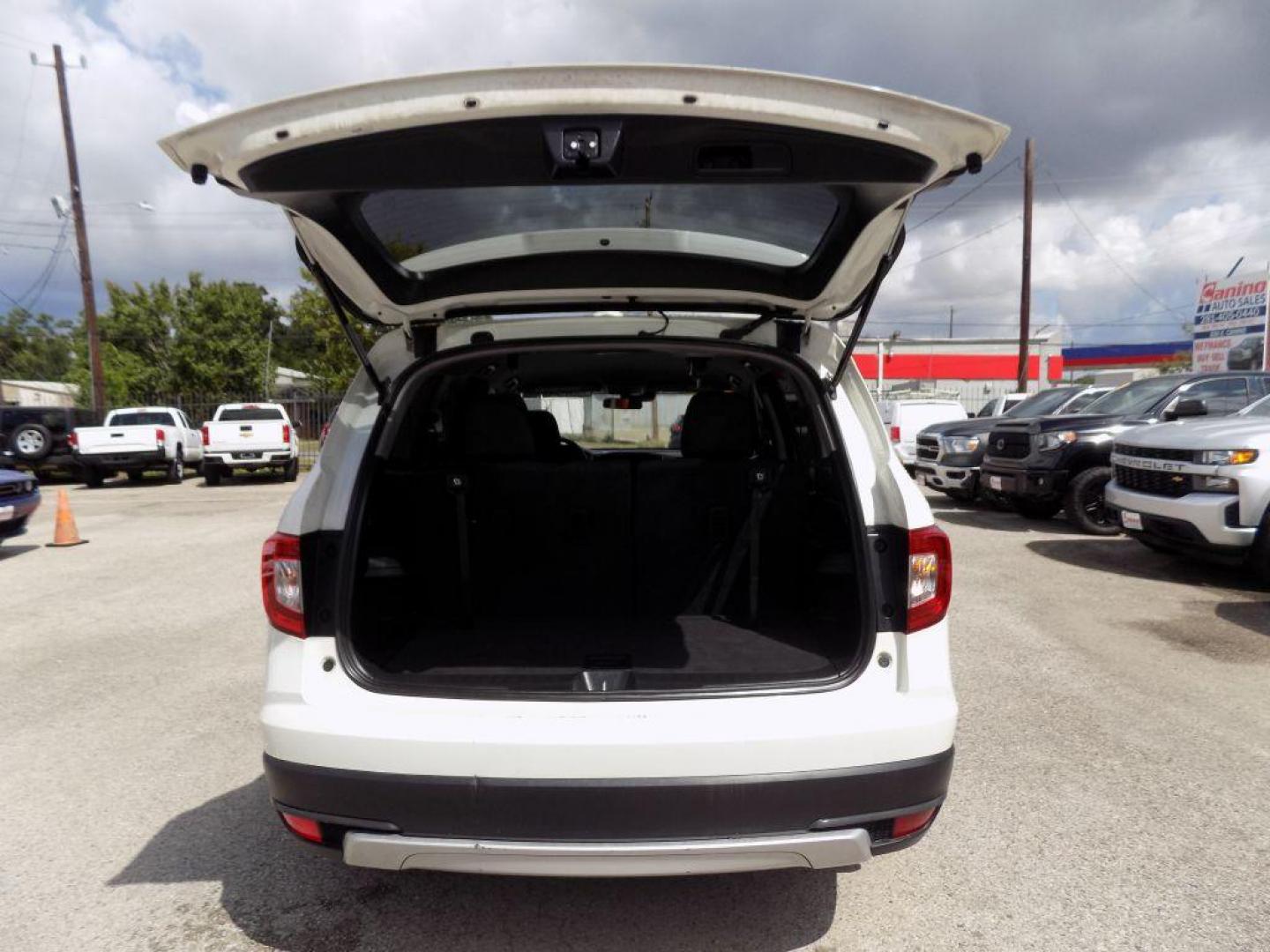 2019 WHITE HONDA PILOT EX (5FNYF5H38KB) with an 3.5L engine, Automatic transmission, located at 830 E. Canino Rd., Houston, TX, 77037, (281) 405-0440, 38.358219, -81.729942 - Photo#16