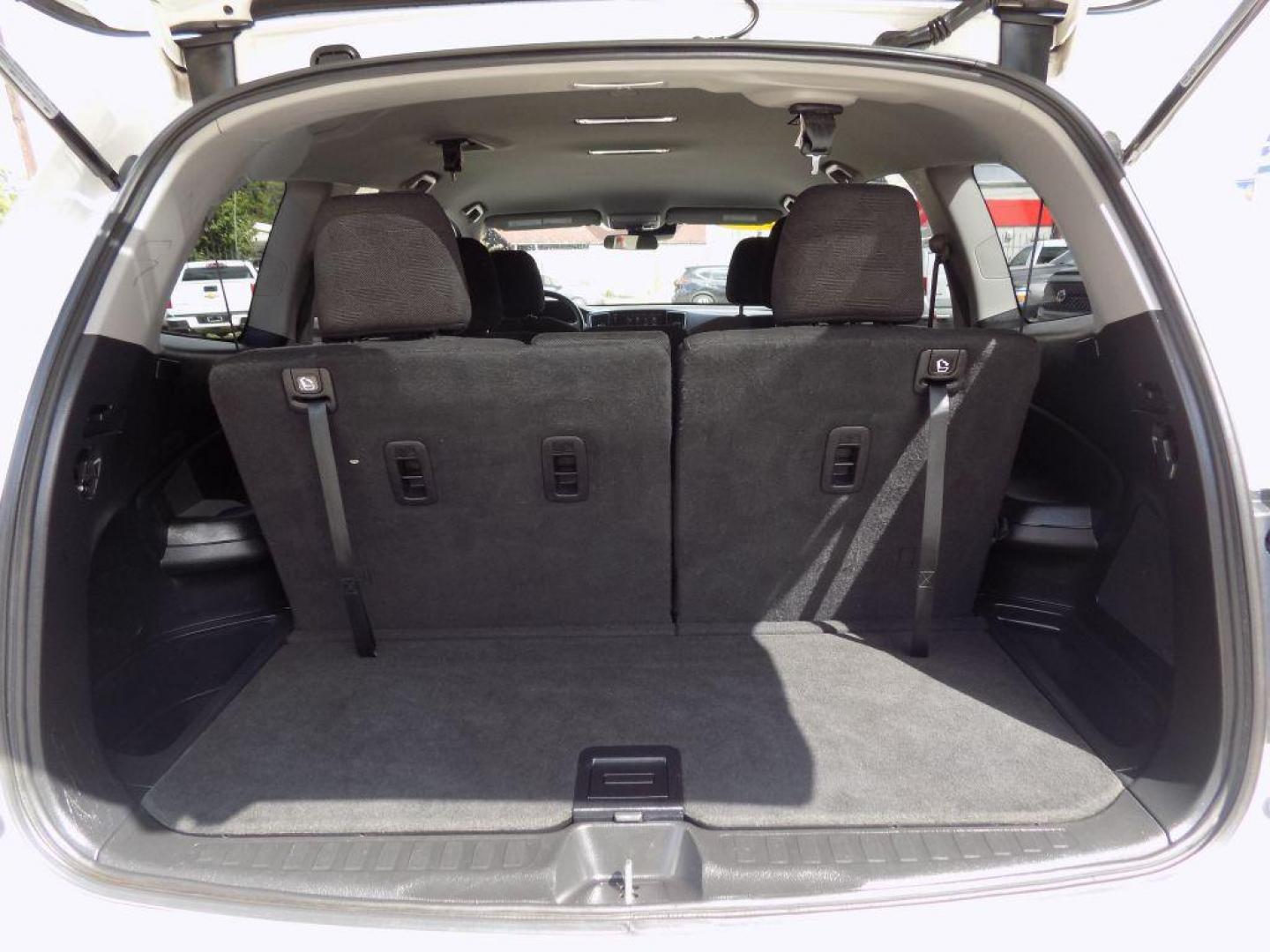 2019 WHITE HONDA PILOT EX (5FNYF5H38KB) with an 3.5L engine, Automatic transmission, located at 830 E. Canino Rd., Houston, TX, 77037, (281) 405-0440, 38.358219, -81.729942 - Photo#17