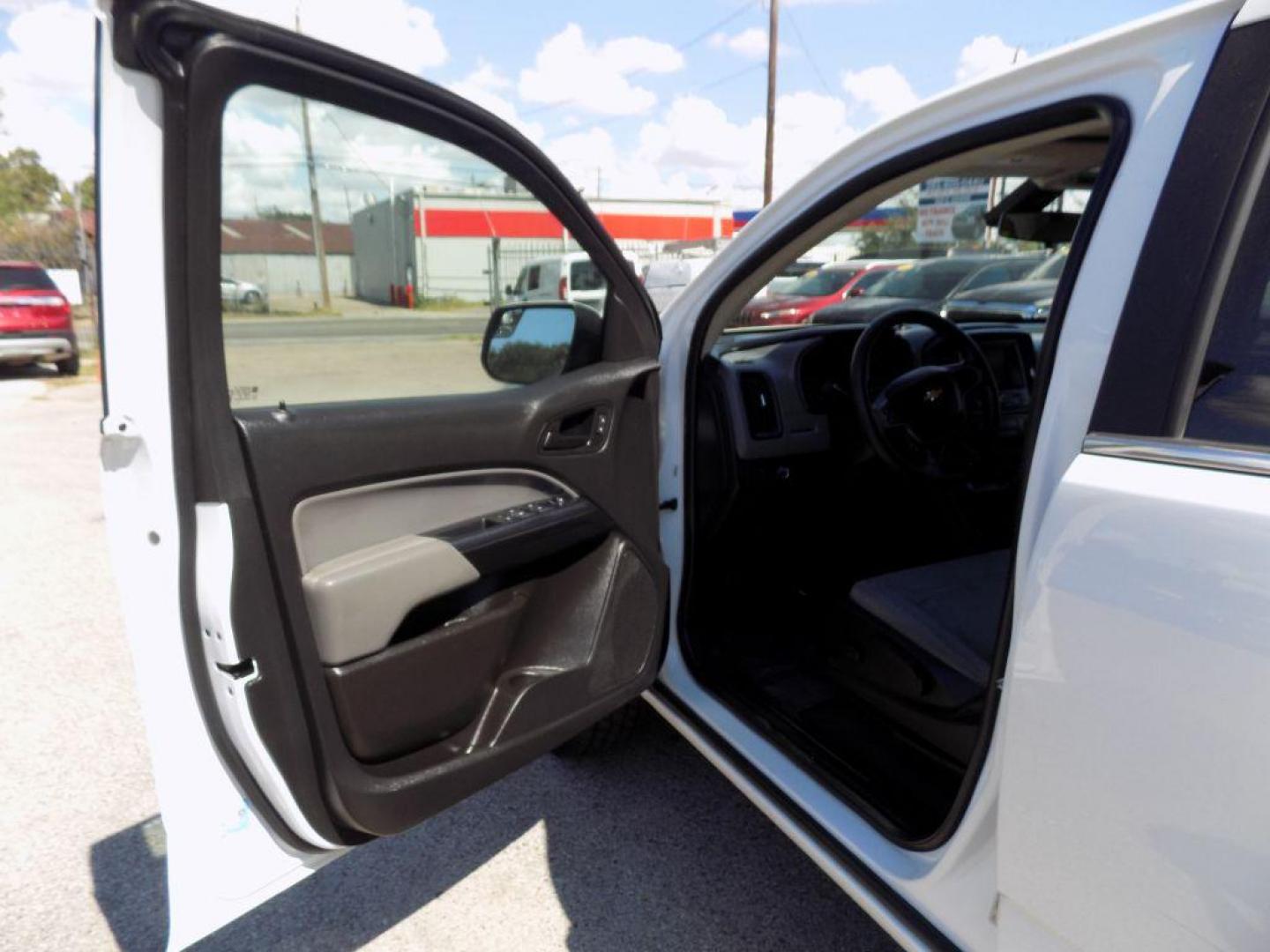 2020 WHITE CHEVROLET COLORADO (1GCGSBEA9L1) with an 2.5L engine, Automatic transmission, located at 830 E. Canino Rd., Houston, TX, 77037, (281) 405-0440, 38.358219, -81.729942 - Photo#8