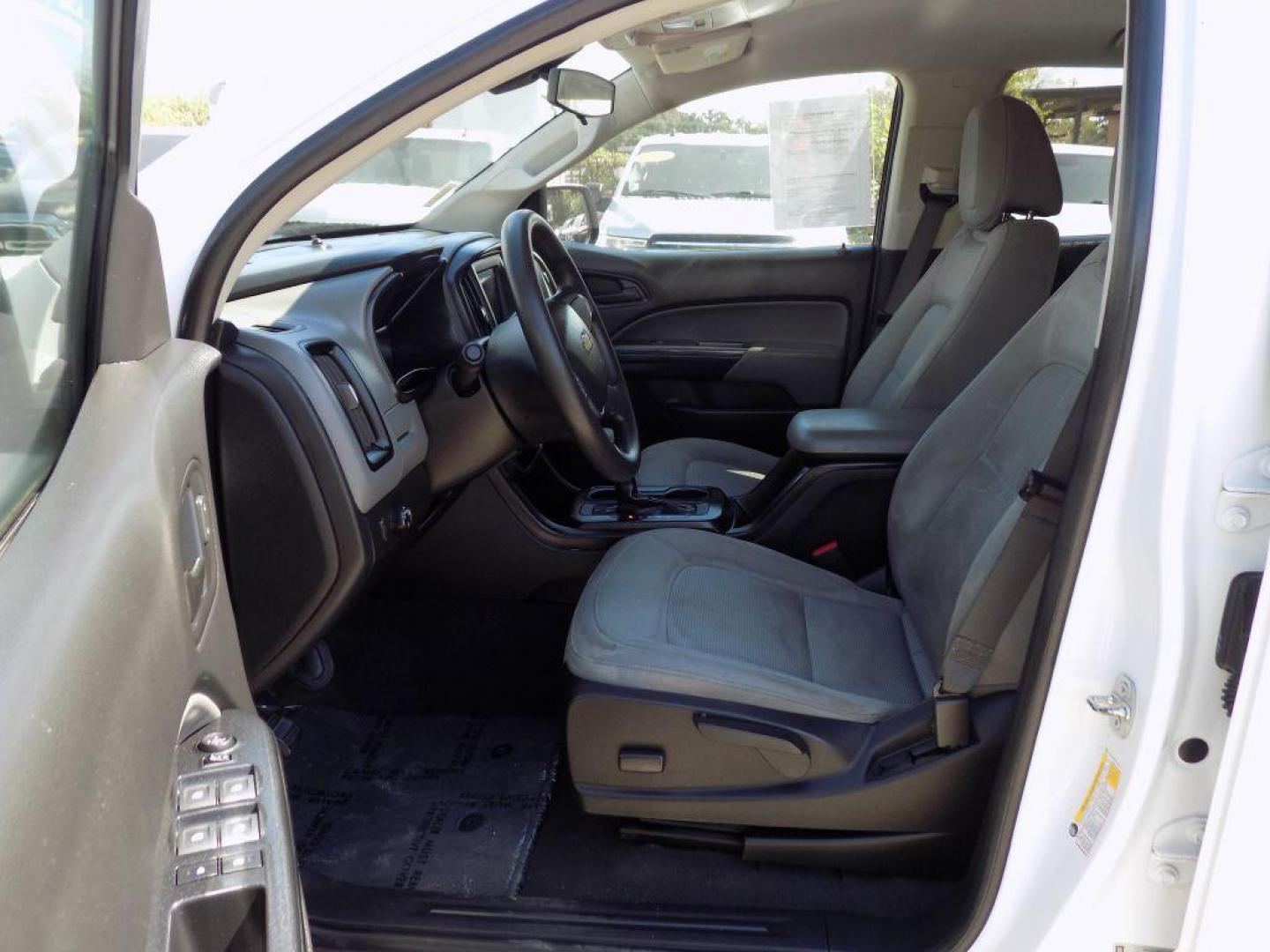 2020 WHITE CHEVROLET COLORADO (1GCGSBEA9L1) with an 2.5L engine, Automatic transmission, located at 830 E. Canino Rd., Houston, TX, 77037, (281) 405-0440, 38.358219, -81.729942 - Photo#9