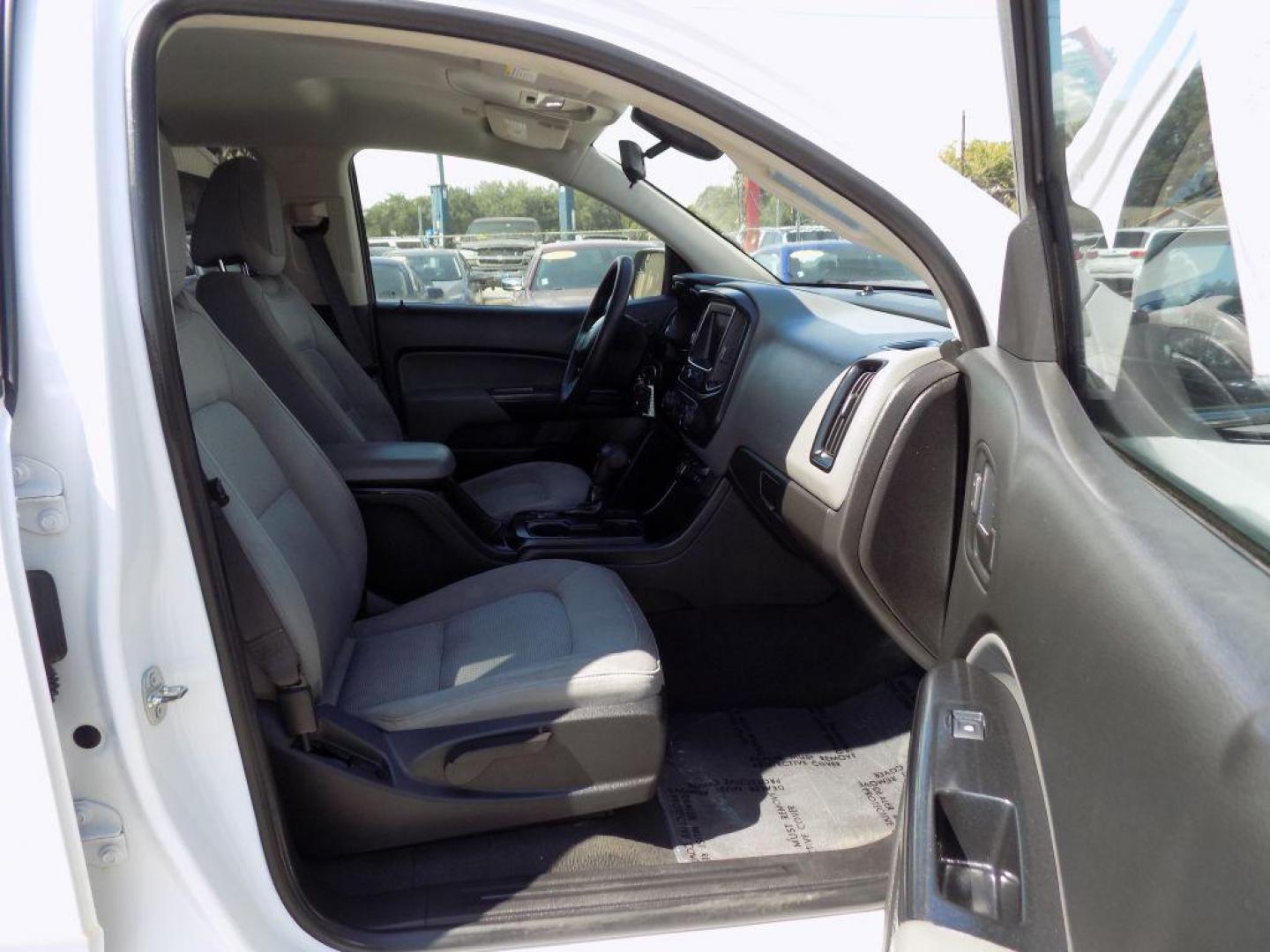 2020 WHITE CHEVROLET COLORADO (1GCGSBEA9L1) with an 2.5L engine, Automatic transmission, located at 830 E. Canino Rd., Houston, TX, 77037, (281) 405-0440, 38.358219, -81.729942 - Photo#13