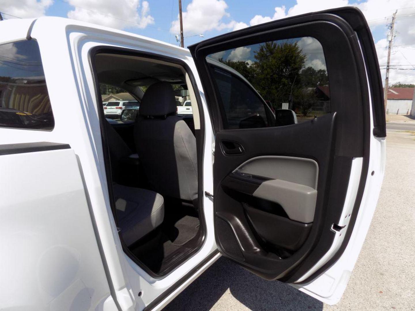 2020 WHITE CHEVROLET COLORADO (1GCGSBEA9L1) with an 2.5L engine, Automatic transmission, located at 830 E. Canino Rd., Houston, TX, 77037, (281) 405-0440, 38.358219, -81.729942 - Photo#14