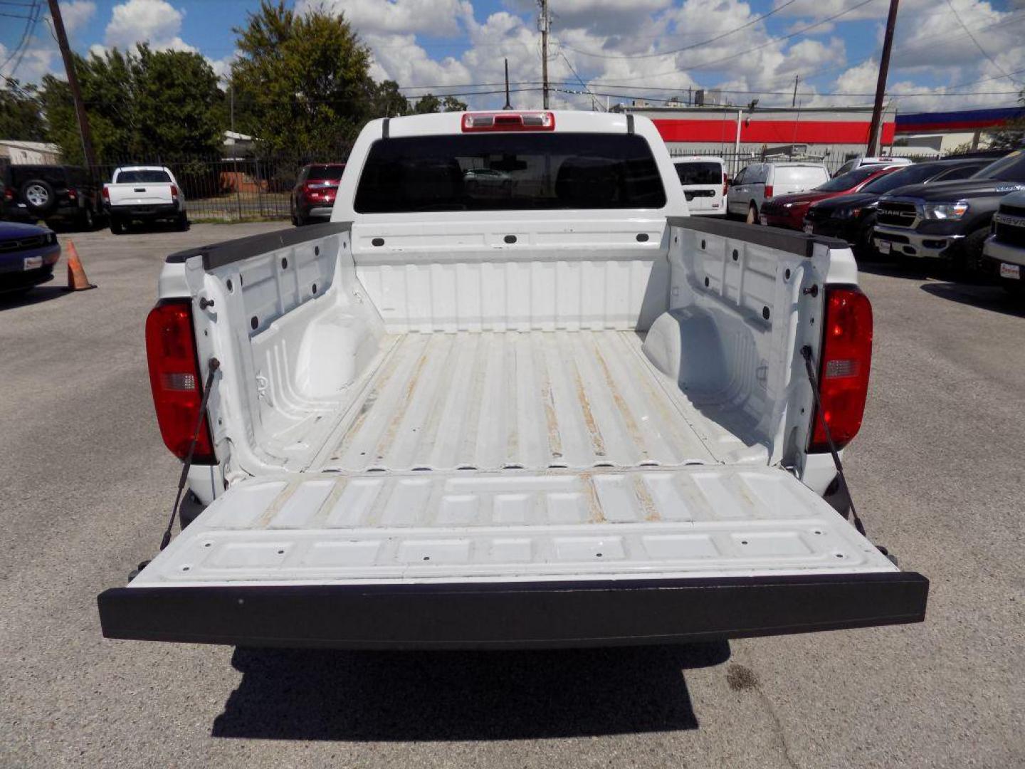 2020 WHITE CHEVROLET COLORADO (1GCGSBEA9L1) with an 2.5L engine, Automatic transmission, located at 830 E. Canino Rd., Houston, TX, 77037, (281) 405-0440, 38.358219, -81.729942 - Photo#16