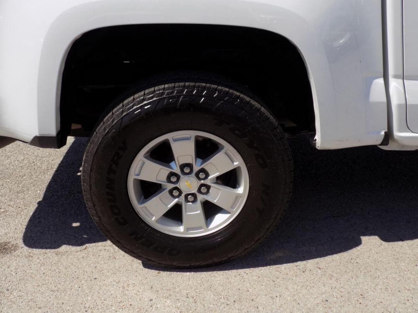 2020 WHITE CHEVROLET COLORADO (1GCGSBEA9L1) with an 2.5L engine, Automatic transmission, located at 830 E. Canino Rd., Houston, TX, 77037, (281) 405-0440, 38.358219, -81.729942 - Photo#17