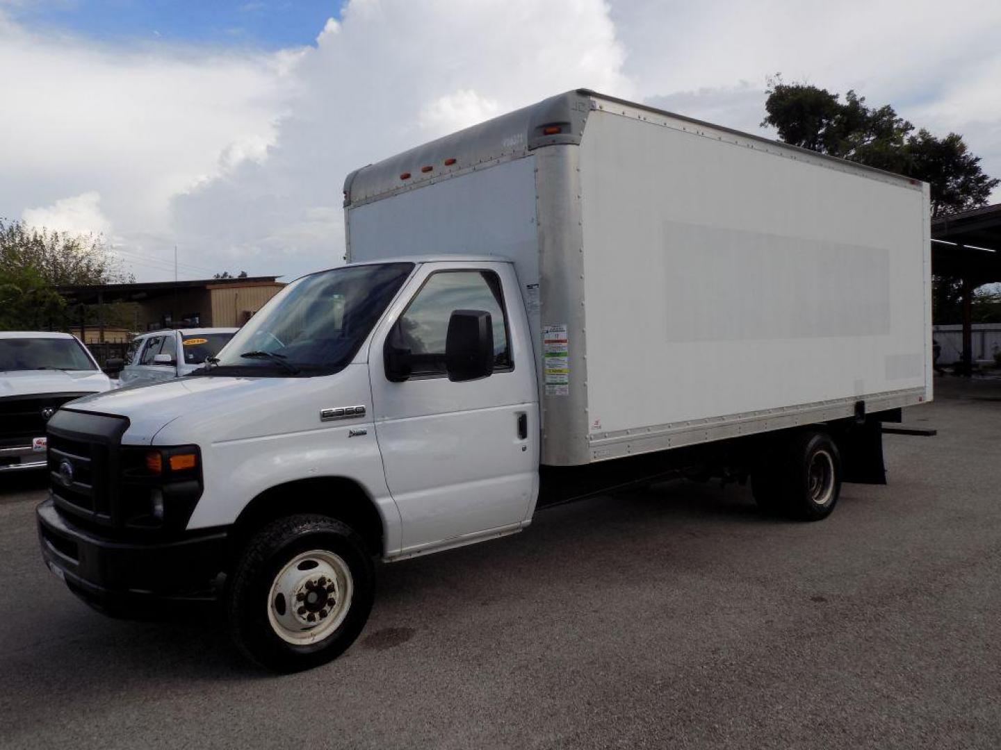 2017 WHITE FORD E-SERIES E-350 SD (1FDWE3F6XHD) with an 6.2L engine, Automatic transmission, located at 830 E. Canino Rd., Houston, TX, 77037, (281) 405-0440, 38.358219, -81.729942 - Photo#1