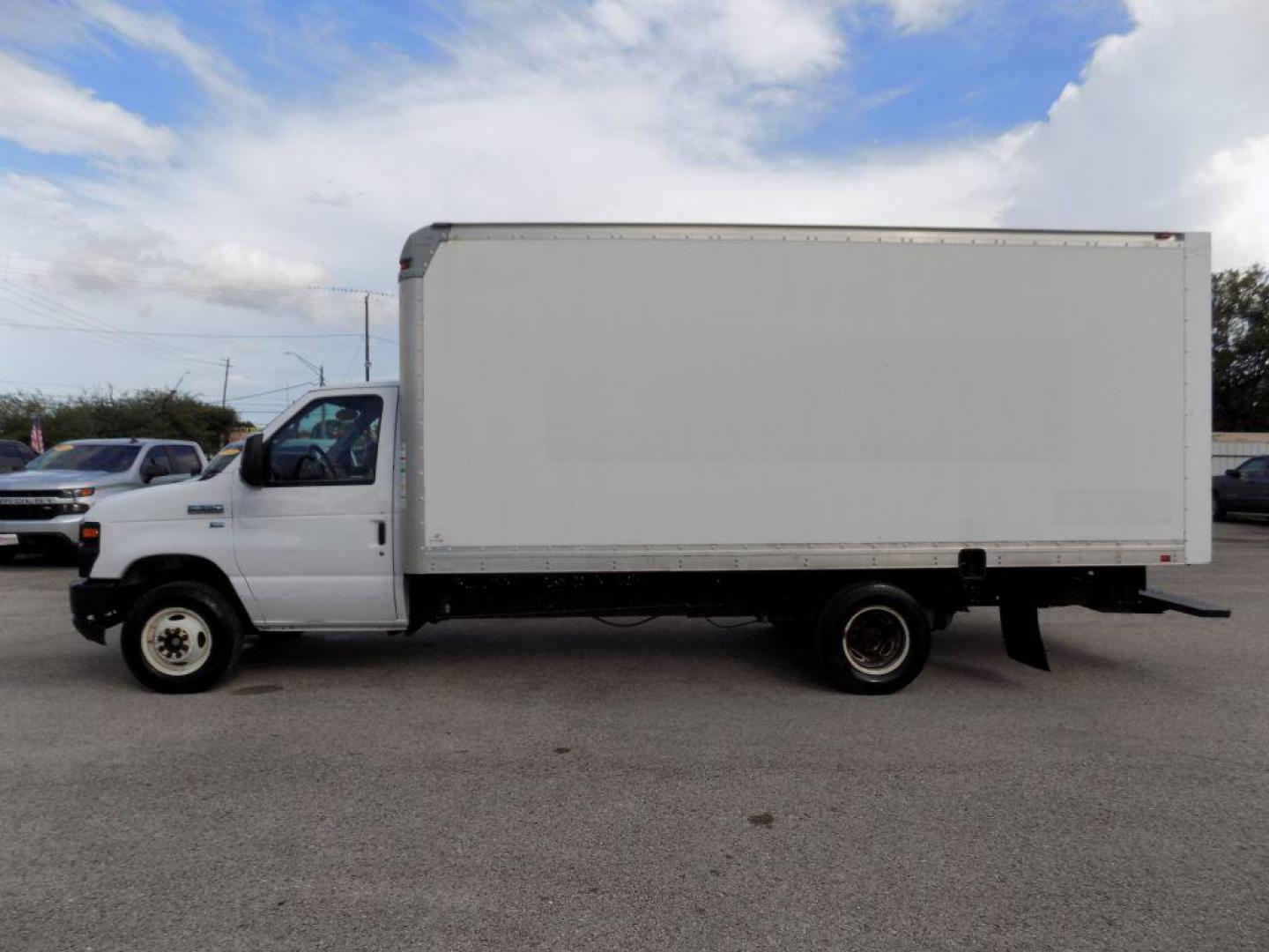 2017 WHITE FORD E-SERIES E-350 SD (1FDWE3F6XHD) with an 6.2L engine, Automatic transmission, located at 830 E. Canino Rd., Houston, TX, 77037, (281) 405-0440, 38.358219, -81.729942 - Photo#2