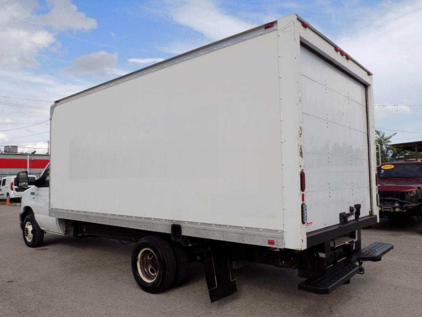 2017 WHITE FORD E-SERIES E-350 SD (1FDWE3F6XHD) with an 6.2L engine, Automatic transmission, located at 830 E. Canino Rd., Houston, TX, 77037, (281) 405-0440, 38.358219, -81.729942 - Photo#3