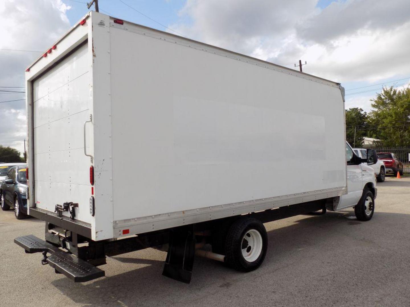 2017 WHITE FORD E-SERIES E-350 SD (1FDWE3F6XHD) with an 6.2L engine, Automatic transmission, located at 830 E. Canino Rd., Houston, TX, 77037, (281) 405-0440, 38.358219, -81.729942 - Photo#5