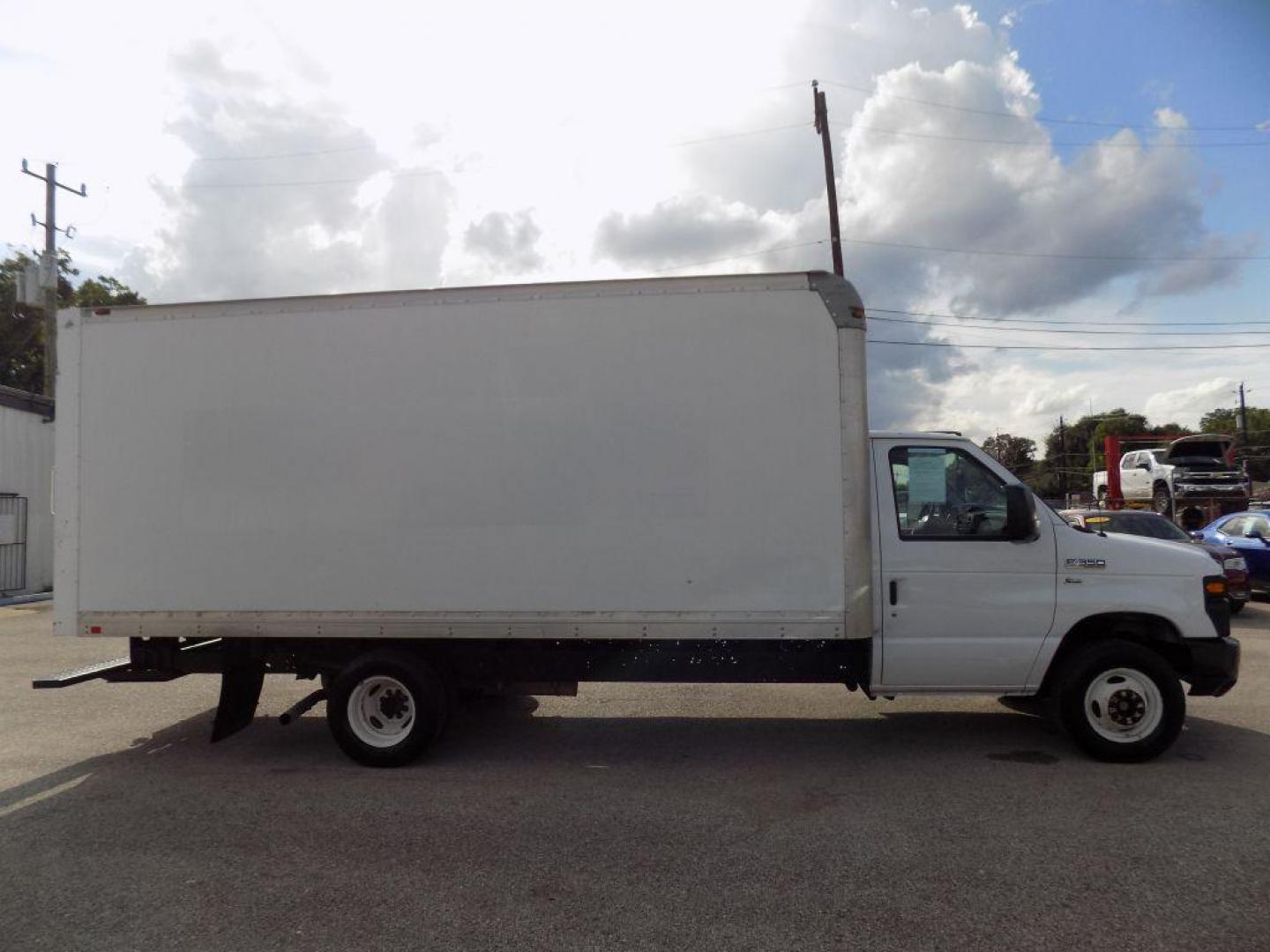 2017 WHITE FORD E-SERIES E-350 SD (1FDWE3F6XHD) with an 6.2L engine, Automatic transmission, located at 830 E. Canino Rd., Houston, TX, 77037, (281) 405-0440, 38.358219, -81.729942 - Photo#6