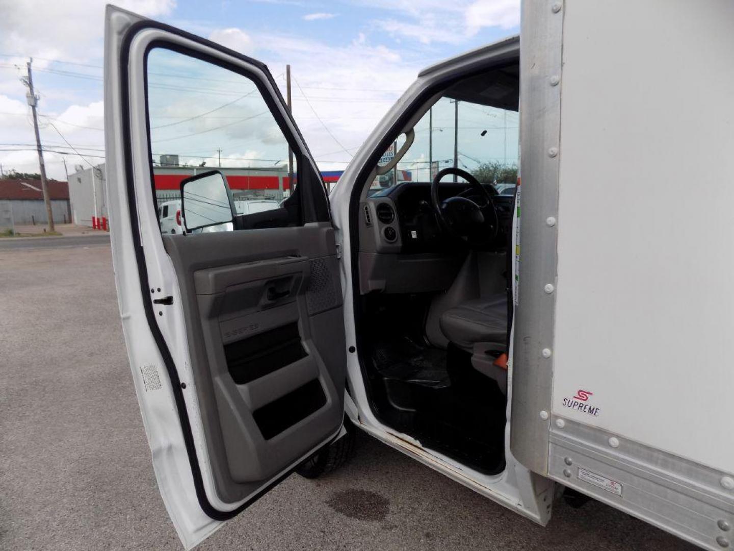 2017 WHITE FORD E-SERIES E-350 SD (1FDWE3F6XHD) with an 6.2L engine, Automatic transmission, located at 830 E. Canino Rd., Houston, TX, 77037, (281) 405-0440, 38.358219, -81.729942 - Photo#8