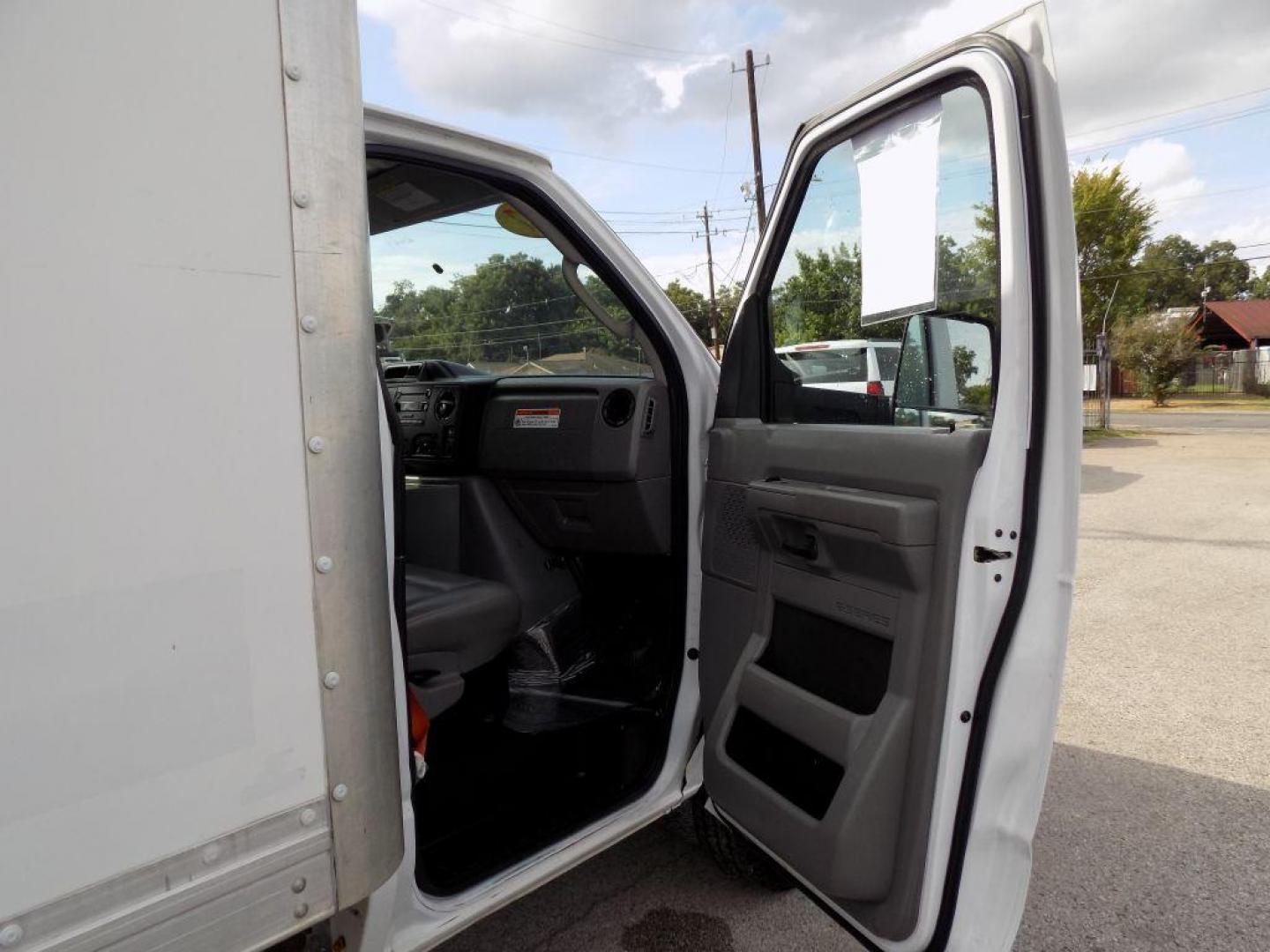 2017 WHITE FORD E-SERIES E-350 SD (1FDWE3F6XHD) with an 6.2L engine, Automatic transmission, located at 830 E. Canino Rd., Houston, TX, 77037, (281) 405-0440, 38.358219, -81.729942 - Photo#10