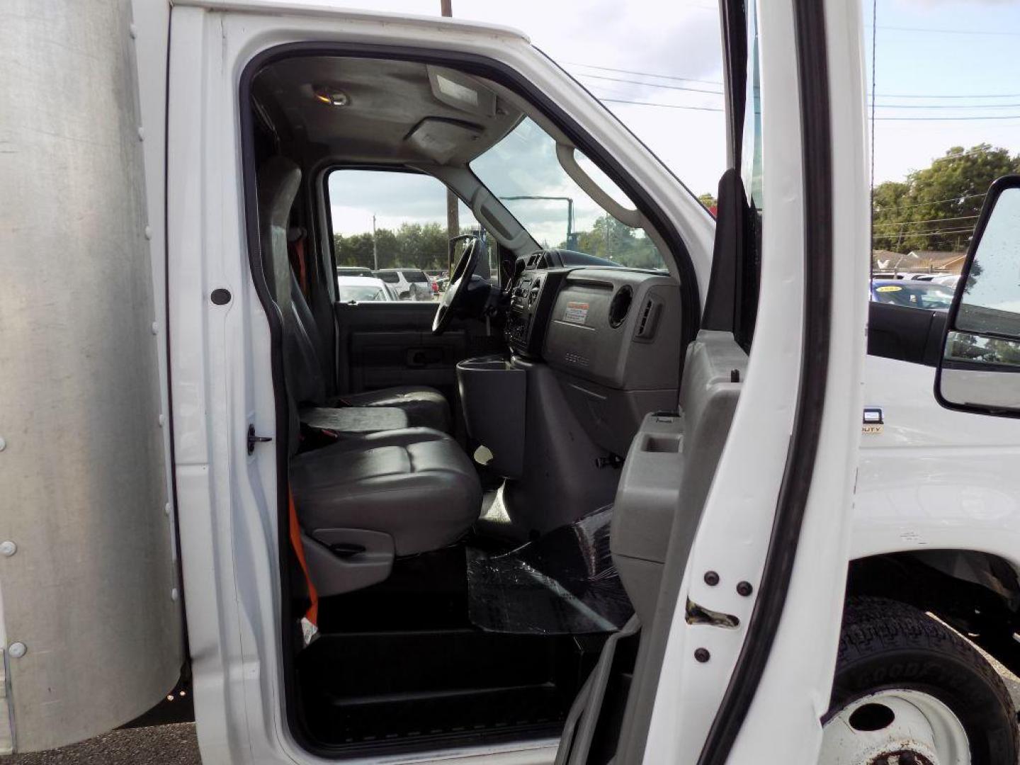 2017 WHITE FORD E-SERIES E-350 SD (1FDWE3F6XHD) with an 6.2L engine, Automatic transmission, located at 830 E. Canino Rd., Houston, TX, 77037, (281) 405-0440, 38.358219, -81.729942 - Photo#11