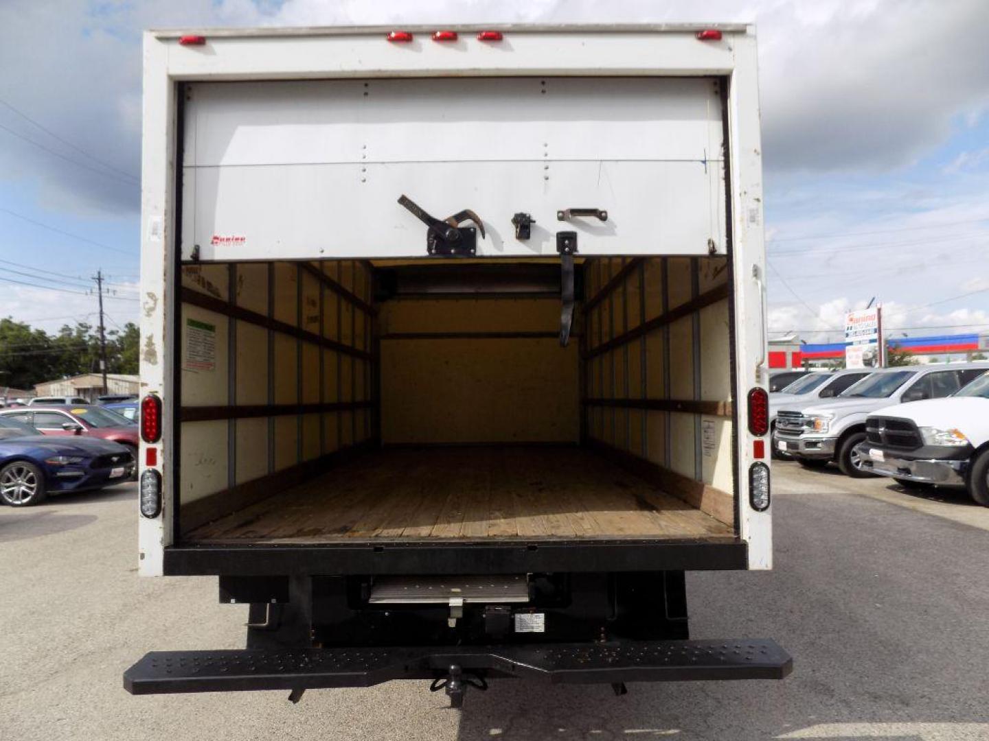 2017 WHITE FORD E-SERIES E-350 SD (1FDWE3F6XHD) with an 6.2L engine, Automatic transmission, located at 830 E. Canino Rd., Houston, TX, 77037, (281) 405-0440, 38.358219, -81.729942 - Photo#12