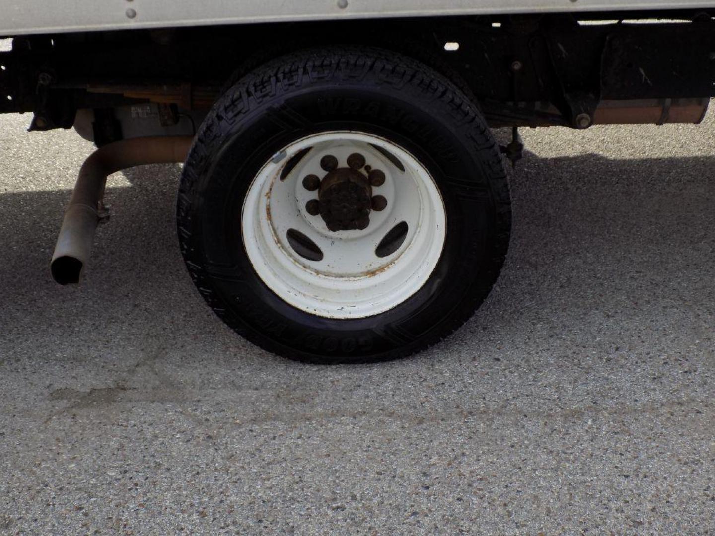 2017 WHITE FORD E-SERIES E-350 SD (1FDWE3F6XHD) with an 6.2L engine, Automatic transmission, located at 830 E. Canino Rd., Houston, TX, 77037, (281) 405-0440, 38.358219, -81.729942 - Photo#17