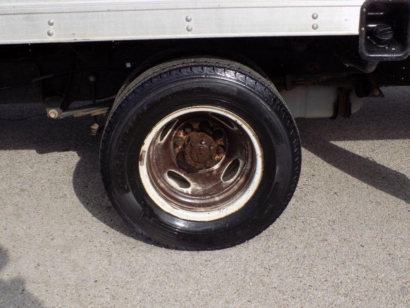 2017 WHITE FORD E-SERIES E-350 SD (1FDWE3F6XHD) with an 6.2L engine, Automatic transmission, located at 830 E. Canino Rd., Houston, TX, 77037, (281) 405-0440, 38.358219, -81.729942 - Photo#20