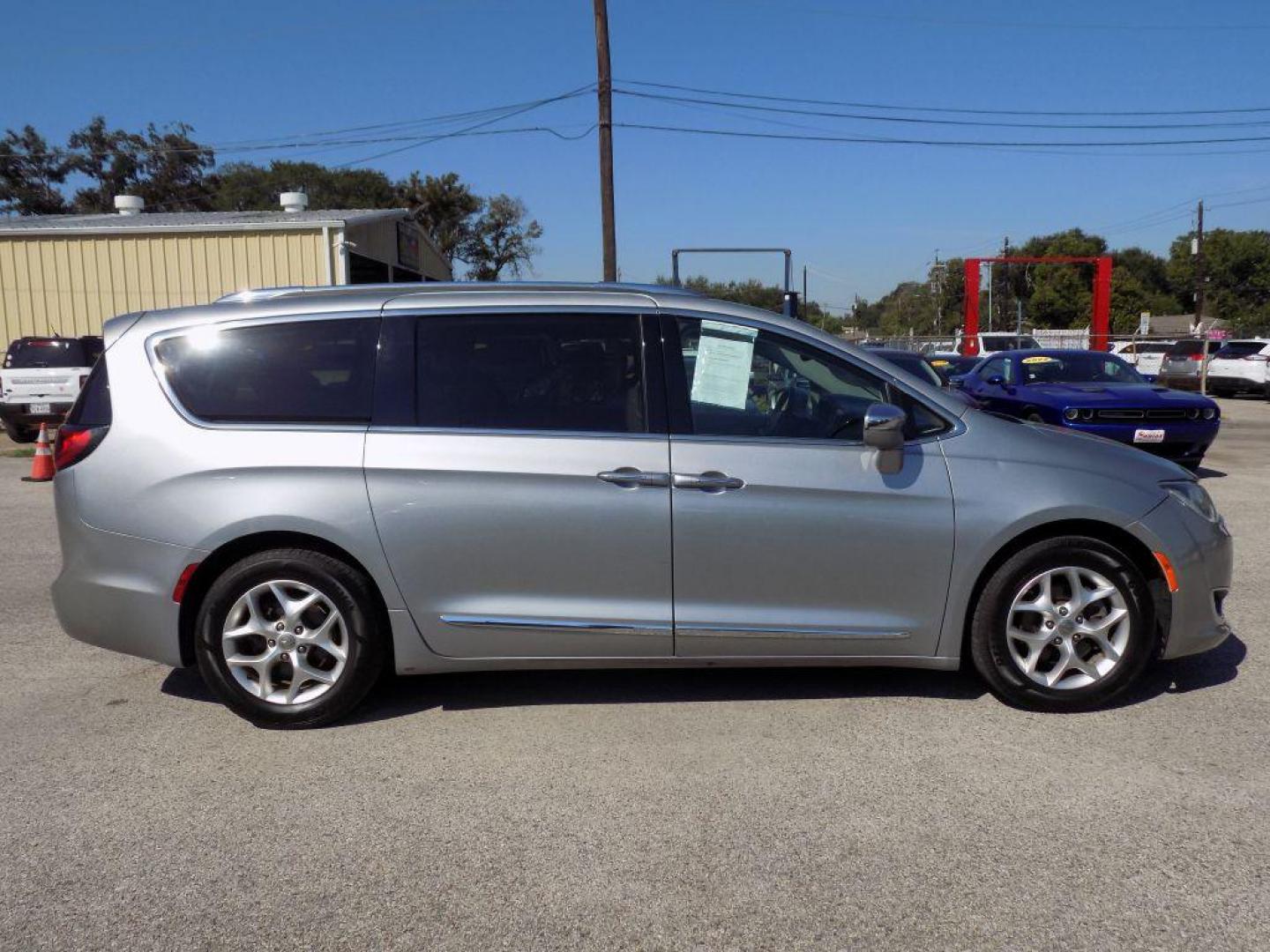 2020 SILVER CHRYSLER PACIFICA LIMITED (2C4RC1GG4LR) with an 3.6L engine, Automatic transmission, located at 830 E. Canino Rd., Houston, TX, 77037, (281) 405-0440, 38.358219, -81.729942 - Photo#6