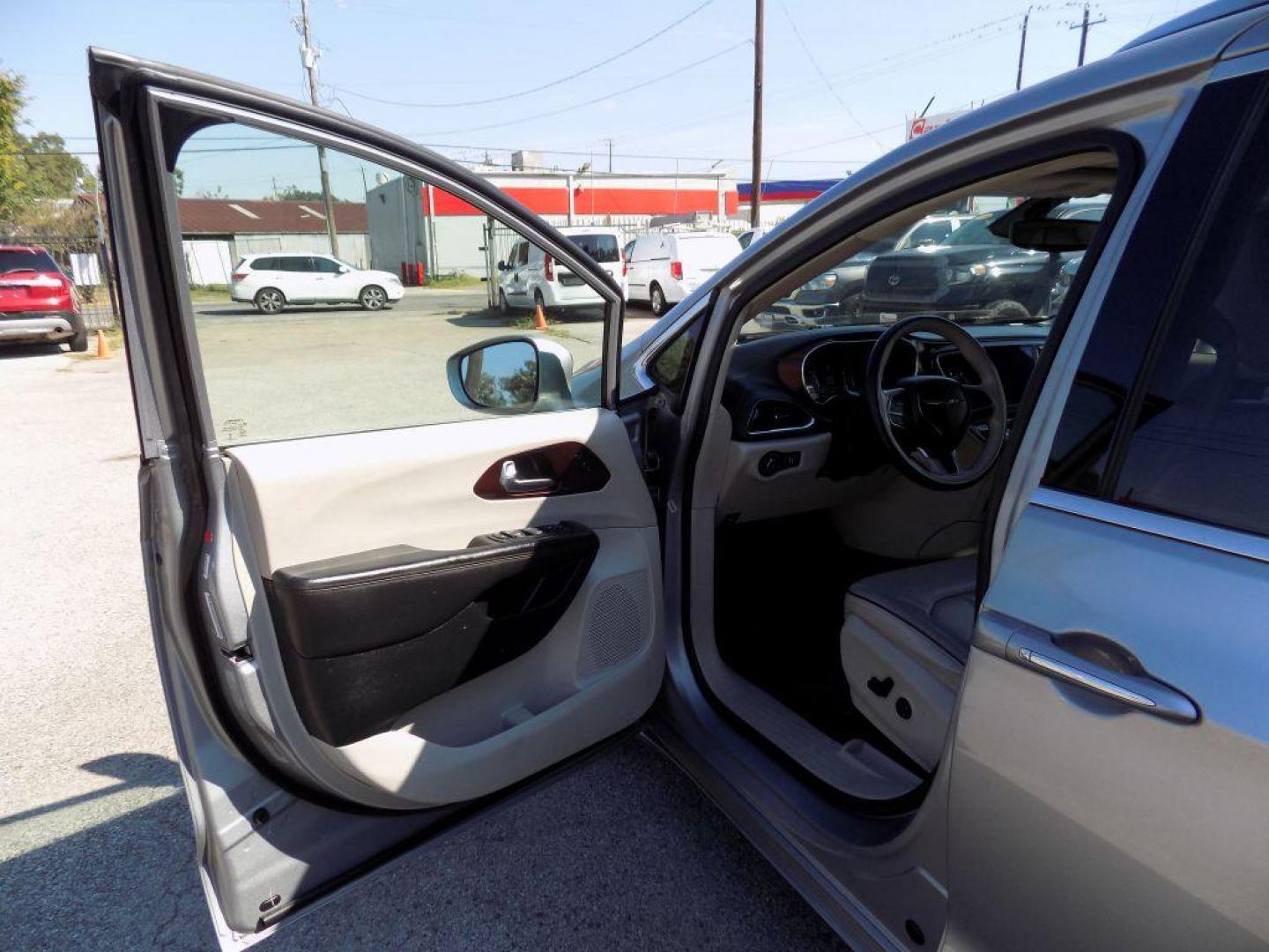 2020 SILVER CHRYSLER PACIFICA LIMITED (2C4RC1GG4LR) with an 3.6L engine, Automatic transmission, located at 830 E. Canino Rd., Houston, TX, 77037, (281) 405-0440, 38.358219, -81.729942 - Photo#8
