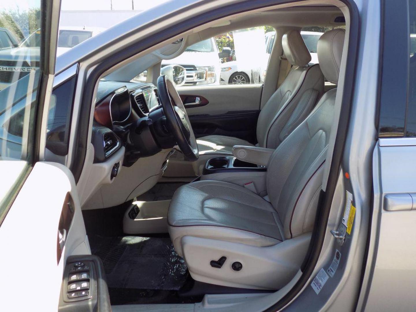 2020 SILVER CHRYSLER PACIFICA LIMITED (2C4RC1GG4LR) with an 3.6L engine, Automatic transmission, located at 830 E. Canino Rd., Houston, TX, 77037, (281) 405-0440, 38.358219, -81.729942 - Photo#9