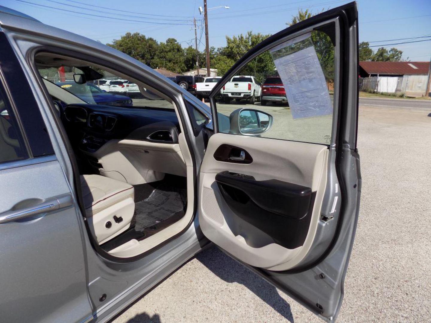 2020 SILVER CHRYSLER PACIFICA LIMITED (2C4RC1GG4LR) with an 3.6L engine, Automatic transmission, located at 830 E. Canino Rd., Houston, TX, 77037, (281) 405-0440, 38.358219, -81.729942 - Photo#11