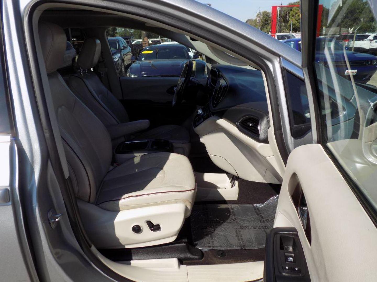 2020 SILVER CHRYSLER PACIFICA LIMITED (2C4RC1GG4LR) with an 3.6L engine, Automatic transmission, located at 830 E. Canino Rd., Houston, TX, 77037, (281) 405-0440, 38.358219, -81.729942 - Photo#12