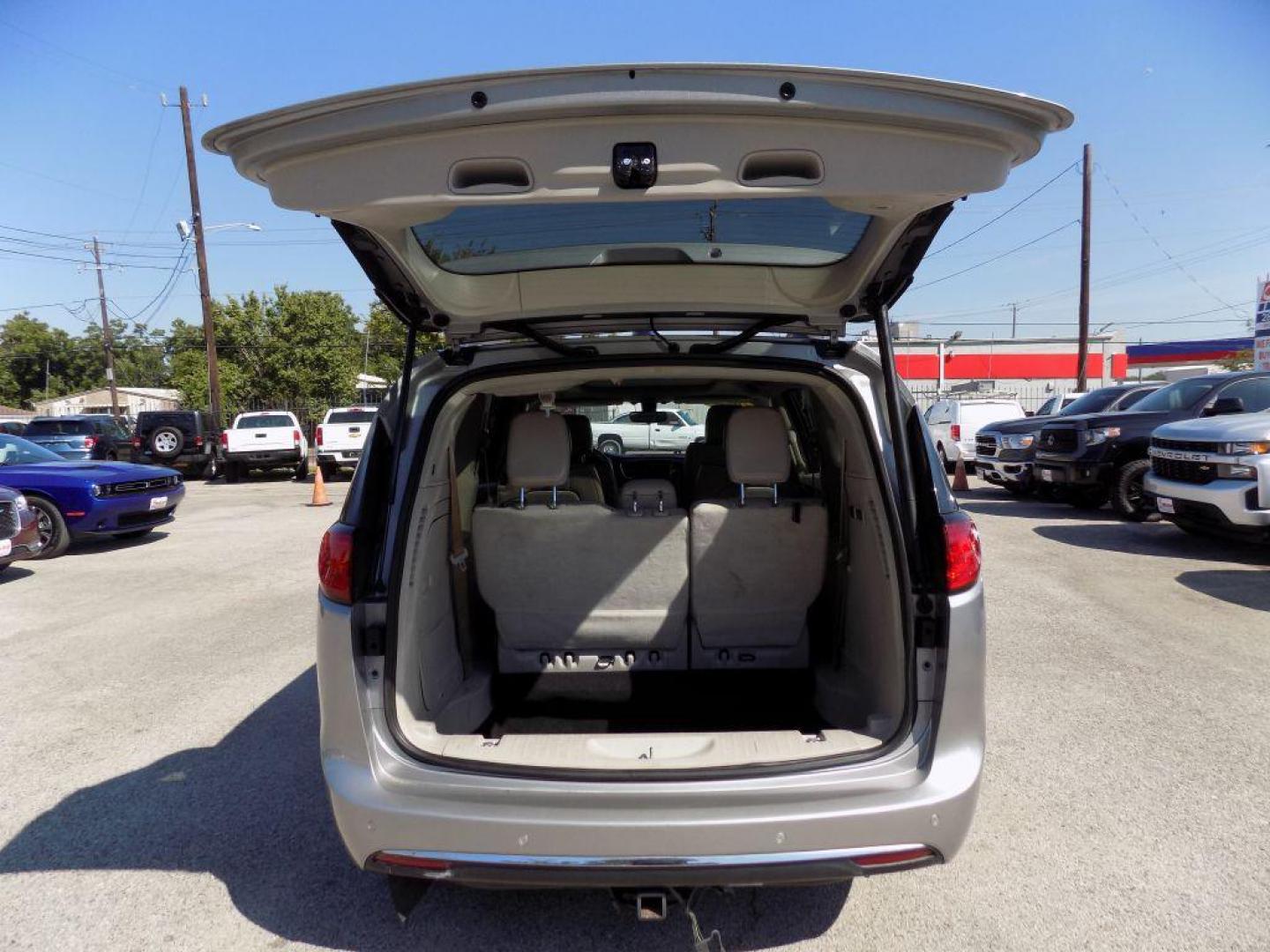 2020 SILVER CHRYSLER PACIFICA LIMITED (2C4RC1GG4LR) with an 3.6L engine, Automatic transmission, located at 830 E. Canino Rd., Houston, TX, 77037, (281) 405-0440, 38.358219, -81.729942 - Photo#14