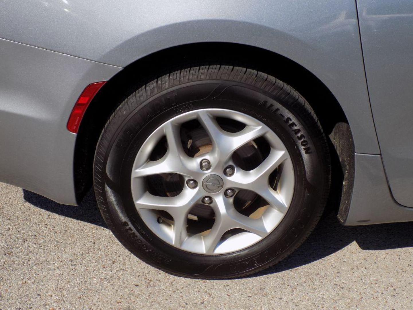 2020 SILVER CHRYSLER PACIFICA LIMITED (2C4RC1GG4LR) with an 3.6L engine, Automatic transmission, located at 830 E. Canino Rd., Houston, TX, 77037, (281) 405-0440, 38.358219, -81.729942 - Photo#21