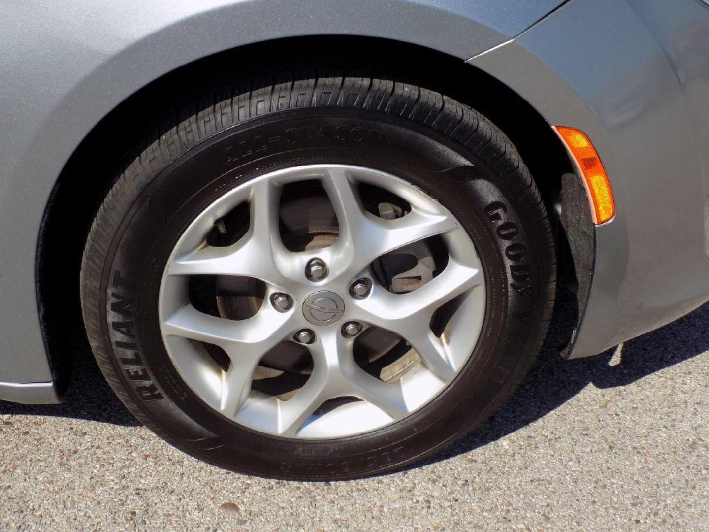 2020 SILVER CHRYSLER PACIFICA LIMITED (2C4RC1GG4LR) with an 3.6L engine, Automatic transmission, located at 830 E. Canino Rd., Houston, TX, 77037, (281) 405-0440, 38.358219, -81.729942 - Photo#22