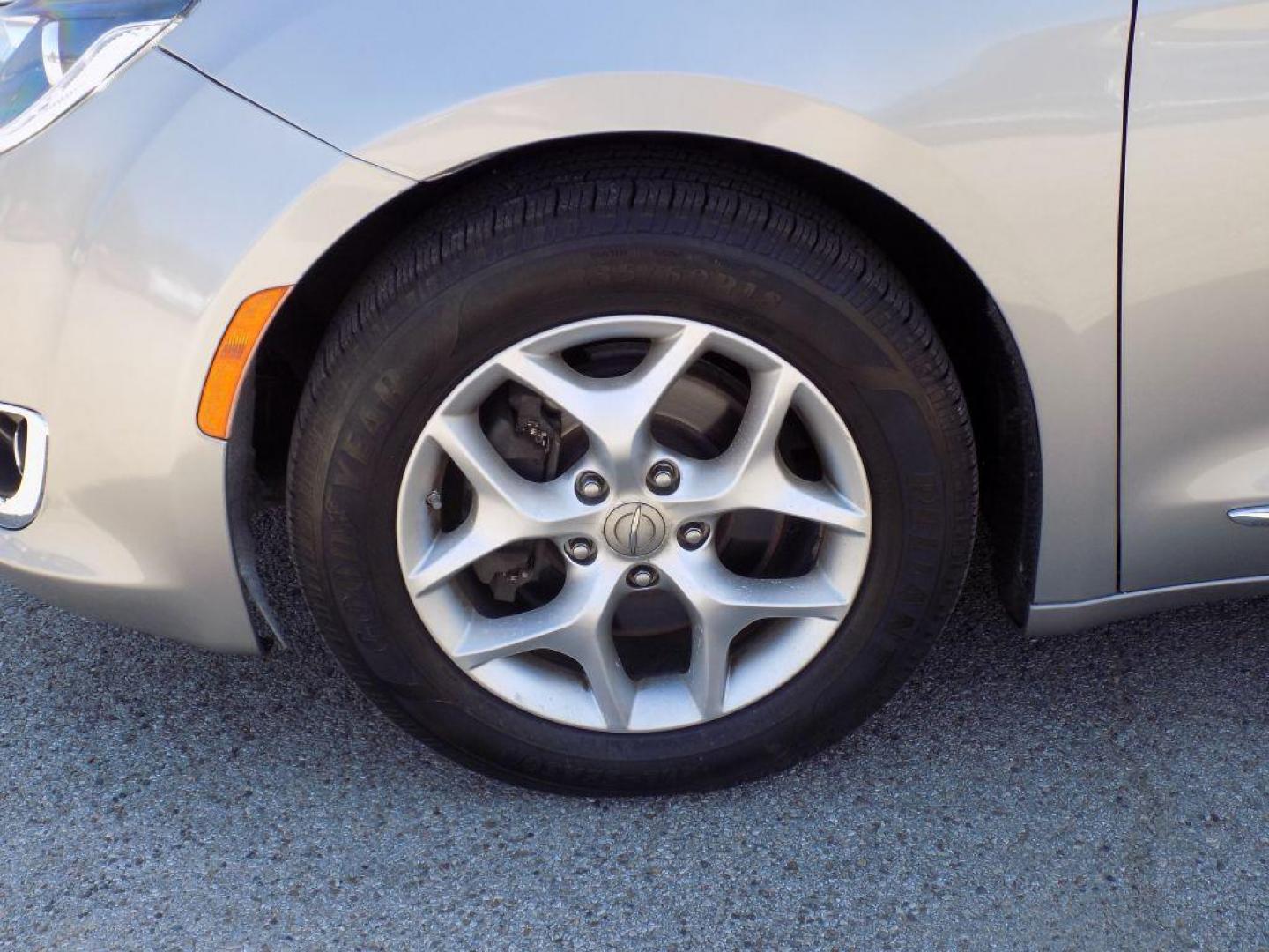 2020 SILVER CHRYSLER PACIFICA LIMITED (2C4RC1GG4LR) with an 3.6L engine, Automatic transmission, located at 830 E. Canino Rd., Houston, TX, 77037, (281) 405-0440, 38.358219, -81.729942 - Photo#23