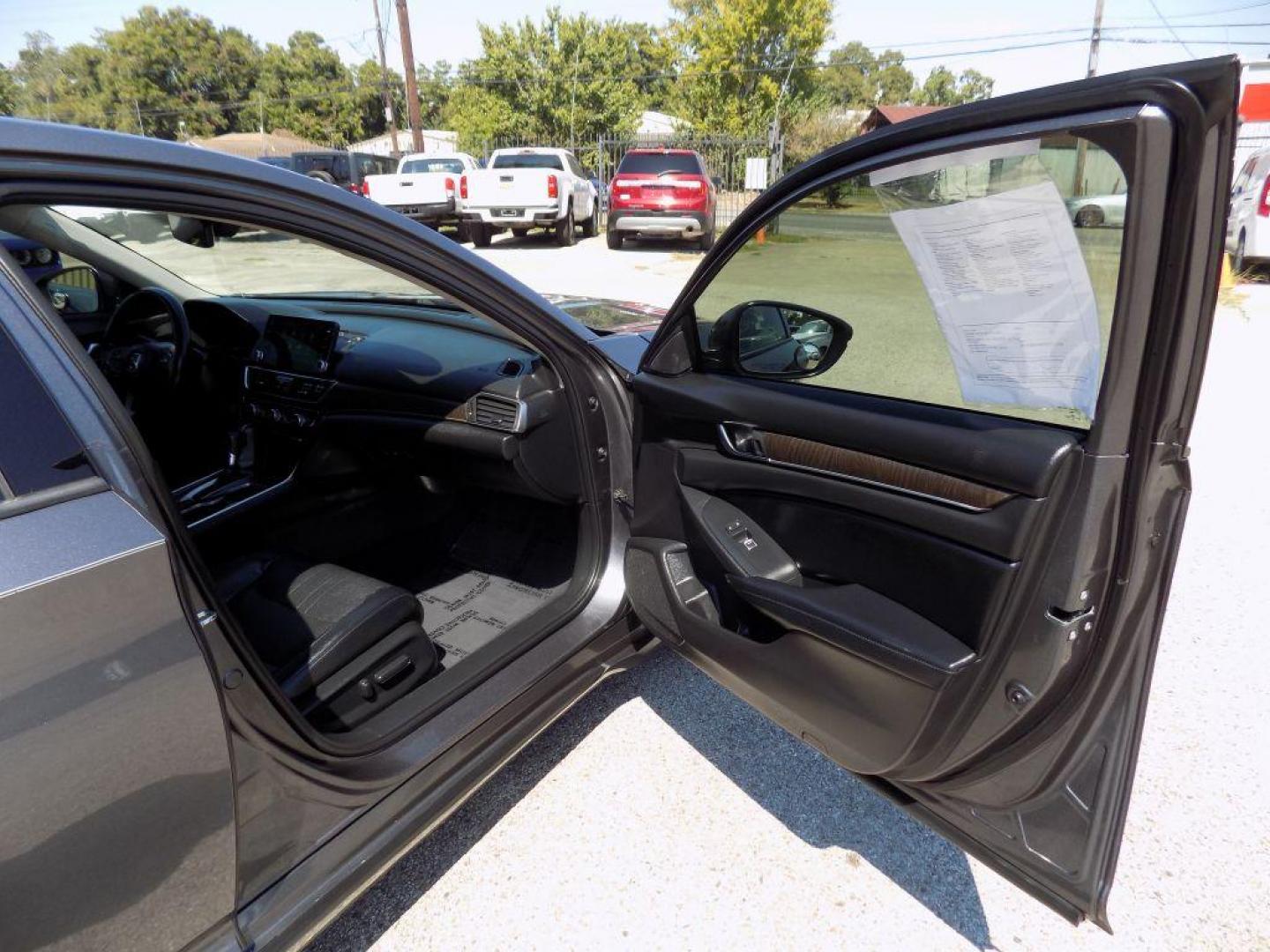 2018 GRAY HONDA ACCORD EX-L (1HGCV1F52JA) with an 1.5L engine, Continuously Variable transmission, located at 830 E. Canino Rd., Houston, TX, 77037, (281) 405-0440, 38.358219, -81.729942 - Photo#14
