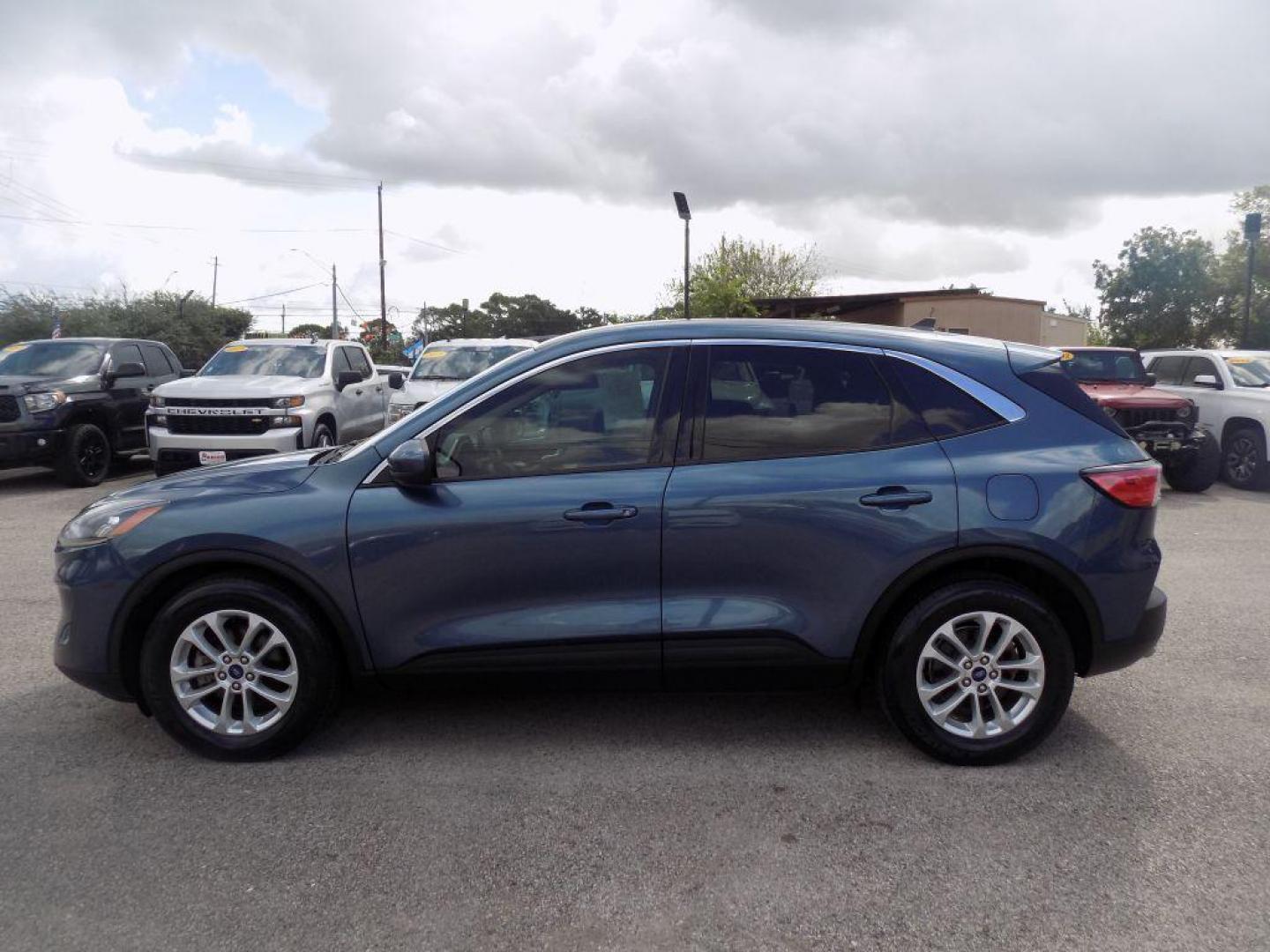 2020 BLUE FORD ESCAPE SE (1FMCU0G60LU) with an 1.5L engine, Automatic transmission, located at 830 E. Canino Rd., Houston, TX, 77037, (281) 405-0440, 38.358219, -81.729942 - Photo#2