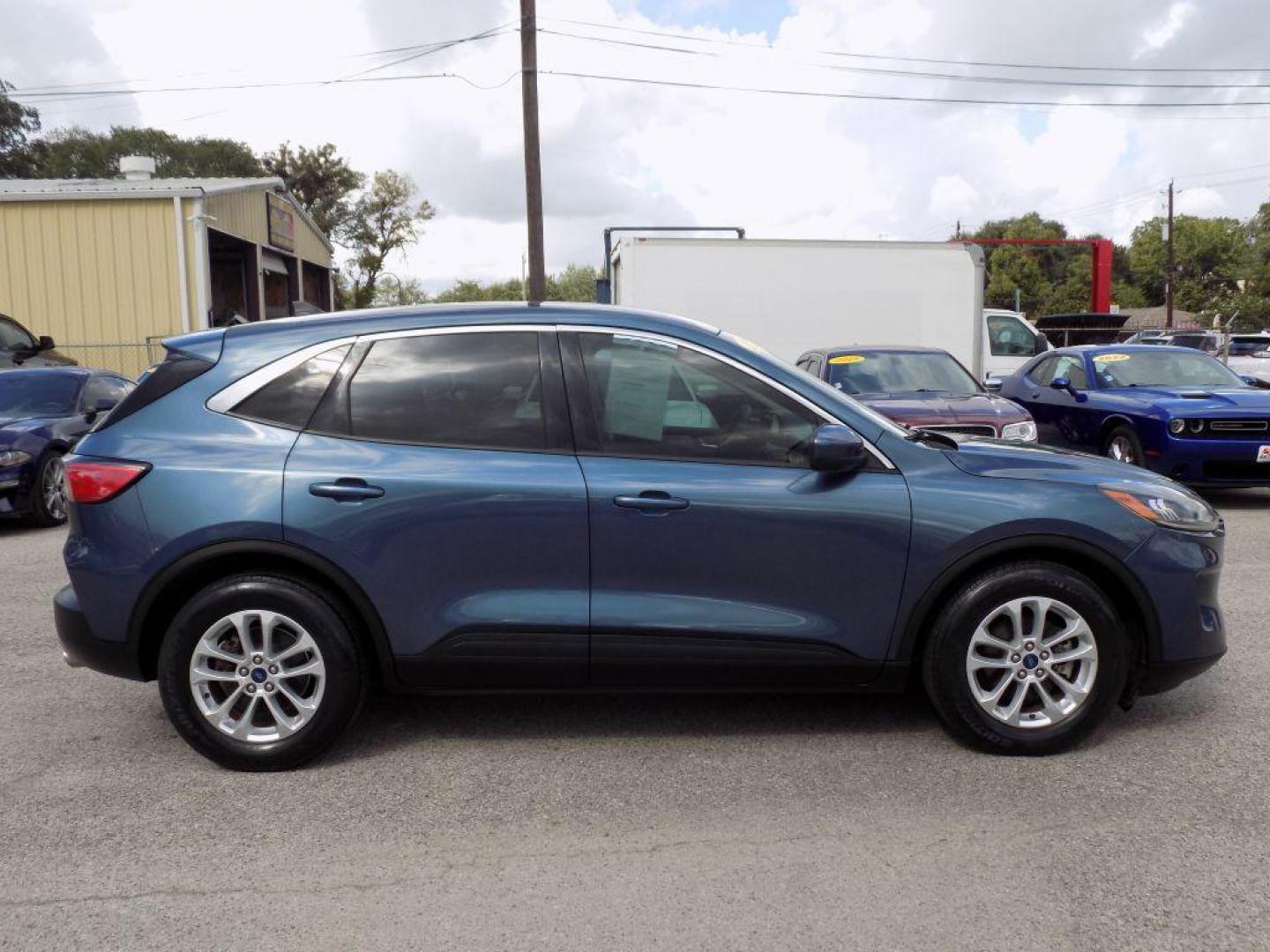 2020 BLUE FORD ESCAPE SE (1FMCU0G60LU) with an 1.5L engine, Automatic transmission, located at 830 E. Canino Rd., Houston, TX, 77037, (281) 405-0440, 38.358219, -81.729942 - Photo#6