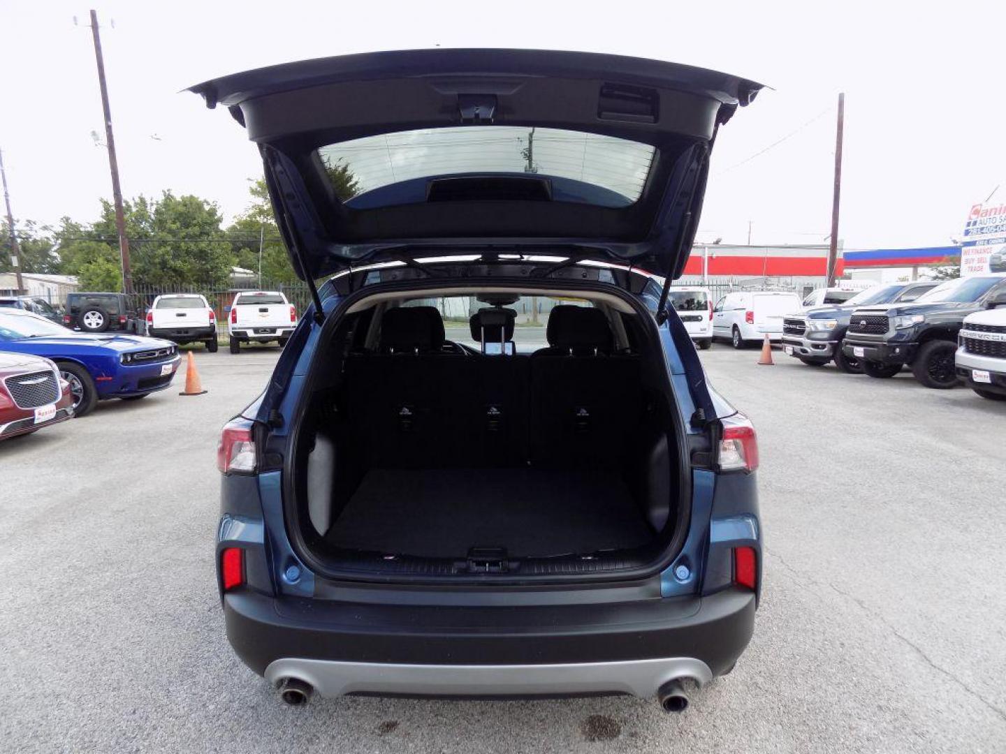 2020 BLUE FORD ESCAPE SE (1FMCU0G60LU) with an 1.5L engine, Automatic transmission, located at 830 E. Canino Rd., Houston, TX, 77037, (281) 405-0440, 38.358219, -81.729942 - Photo#17