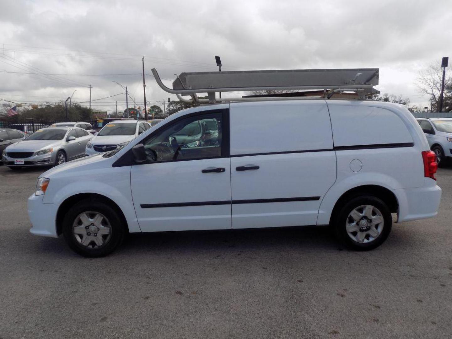 2013 WHITE RAM TRADESMAN (2C4JRGAG8DR) with an 3.6L engine, Automatic transmission, located at 830 E. Canino Rd., Houston, TX, 77037, (281) 405-0440, 38.358219, -81.729942 - PAGOS COMODOS, ENGANCHES COMODOS. FINANCIAMIENTO RAPIDO Y FACIL. BUEN CREDITO, MAL CREDITO, COMPRADOR POR PRIMERA VES O NO LICENCIA, CANINO AUTO SALES TE PUEDE AYUDAR! LLAMA/TEXTO O VISITANOS HOY MISMO (281) 405-0440 ESTAMOS LOCALIZADOS EN 830 E. CANINO RD. (ESQUINA CON AIRLINE) HOUSTON, TEXAS - Photo#3