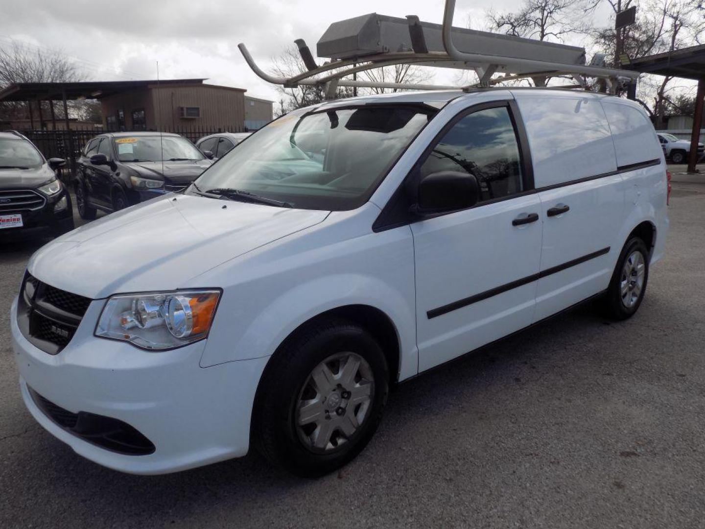 2013 WHITE RAM TRADESMAN (2C4JRGAG8DR) with an 3.6L engine, Automatic transmission, located at 830 E. Canino Rd., Houston, TX, 77037, (281) 405-0440, 38.358219, -81.729942 - PAGOS COMODOS, ENGANCHES COMODOS. FINANCIAMIENTO RAPIDO Y FACIL. BUEN CREDITO, MAL CREDITO, COMPRADOR POR PRIMERA VES O NO LICENCIA, CANINO AUTO SALES TE PUEDE AYUDAR! LLAMA/TEXTO O VISITANOS HOY MISMO (281) 405-0440 ESTAMOS LOCALIZADOS EN 830 E. CANINO RD. (ESQUINA CON AIRLINE) HOUSTON, TEXAS - Photo#5