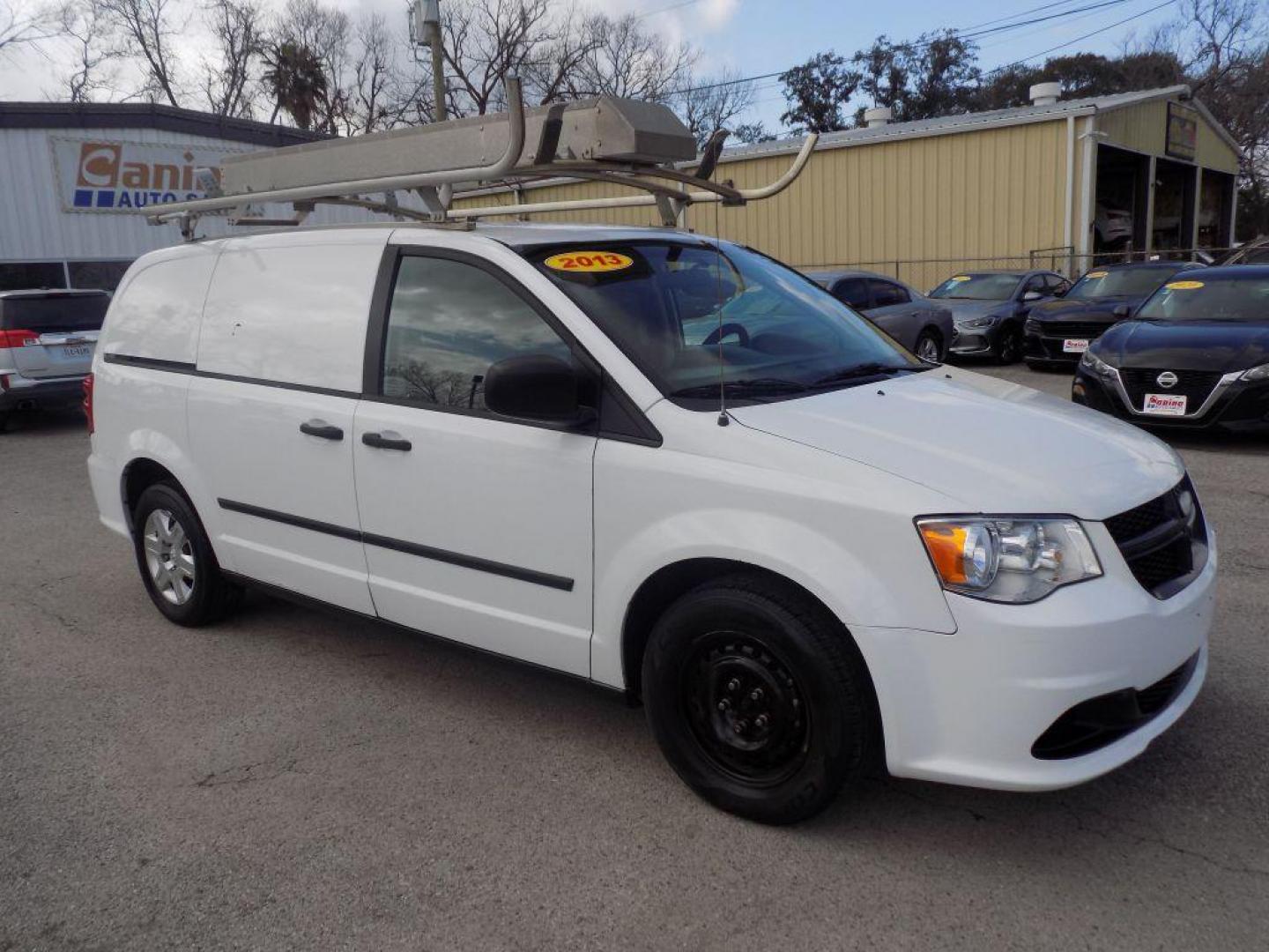 2013 WHITE RAM TRADESMAN (2C4JRGAG8DR) with an 3.6L engine, Automatic transmission, located at 830 E. Canino Rd., Houston, TX, 77037, (281) 405-0440, 38.358219, -81.729942 - PAGOS COMODOS, ENGANCHES COMODOS. FINANCIAMIENTO RAPIDO Y FACIL. BUEN CREDITO, MAL CREDITO, COMPRADOR POR PRIMERA VES O NO LICENCIA, CANINO AUTO SALES TE PUEDE AYUDAR! LLAMA/TEXTO O VISITANOS HOY MISMO (281) 405-0440 ESTAMOS LOCALIZADOS EN 830 E. CANINO RD. (ESQUINA CON AIRLINE) HOUSTON, TEXAS - Photo#6
