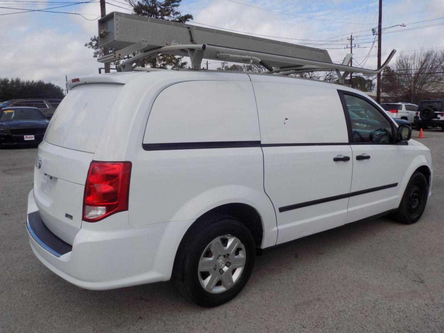 2013 WHITE RAM TRADESMAN (2C4JRGAG8DR) with an 3.6L engine, Automatic transmission, located at 830 E. Canino Rd., Houston, TX, 77037, (281) 405-0440, 38.358219, -81.729942 - PAGOS COMODOS, ENGANCHES COMODOS. FINANCIAMIENTO RAPIDO Y FACIL. BUEN CREDITO, MAL CREDITO, COMPRADOR POR PRIMERA VES O NO LICENCIA, CANINO AUTO SALES TE PUEDE AYUDAR! LLAMA/TEXTO O VISITANOS HOY MISMO (281) 405-0440 ESTAMOS LOCALIZADOS EN 830 E. CANINO RD. (ESQUINA CON AIRLINE) HOUSTON, TEXAS - Photo#7