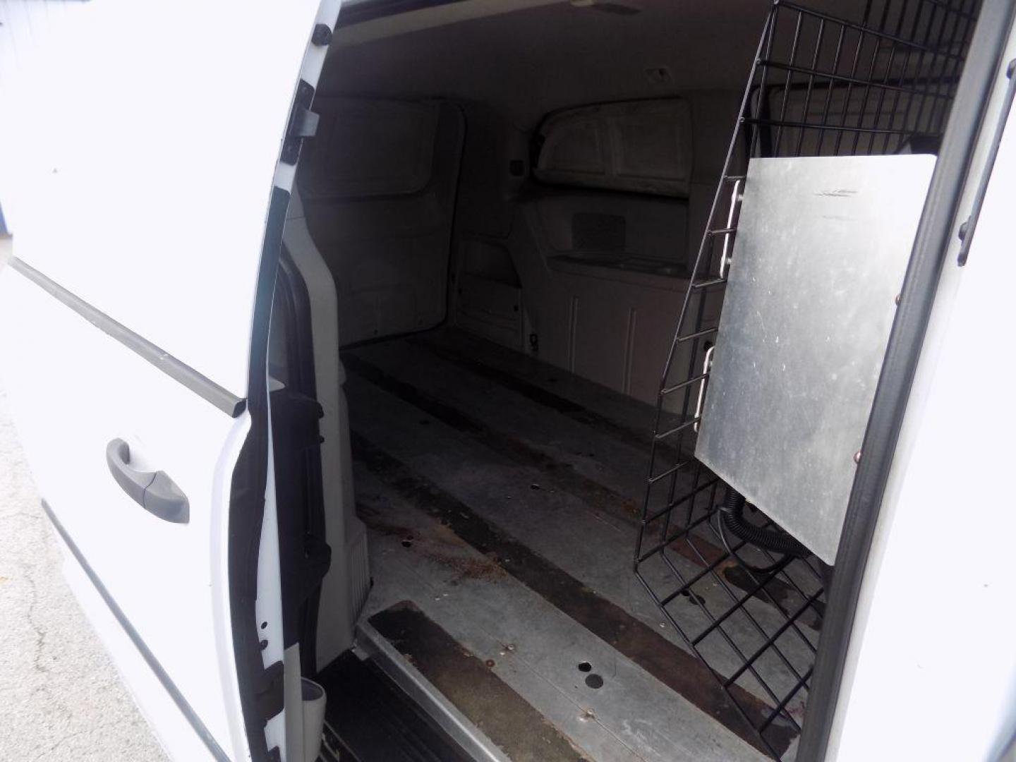 2013 WHITE RAM TRADESMAN (2C4JRGAG8DR) with an 3.6L engine, Automatic transmission, located at 830 E. Canino Rd., Houston, TX, 77037, (281) 405-0440, 38.358219, -81.729942 - PAGOS COMODOS, ENGANCHES COMODOS. FINANCIAMIENTO RAPIDO Y FACIL. BUEN CREDITO, MAL CREDITO, COMPRADOR POR PRIMERA VES O NO LICENCIA, CANINO AUTO SALES TE PUEDE AYUDAR! LLAMA/TEXTO O VISITANOS HOY MISMO (281) 405-0440 ESTAMOS LOCALIZADOS EN 830 E. CANINO RD. (ESQUINA CON AIRLINE) HOUSTON, TEXAS - Photo#10
