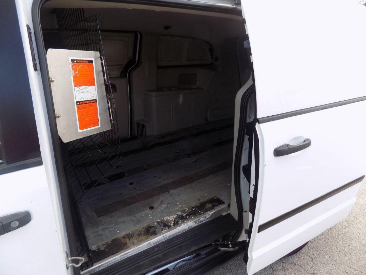 2013 WHITE RAM TRADESMAN (2C4JRGAG8DR) with an 3.6L engine, Automatic transmission, located at 830 E. Canino Rd., Houston, TX, 77037, (281) 405-0440, 38.358219, -81.729942 - PAGOS COMODOS, ENGANCHES COMODOS. FINANCIAMIENTO RAPIDO Y FACIL. BUEN CREDITO, MAL CREDITO, COMPRADOR POR PRIMERA VES O NO LICENCIA, CANINO AUTO SALES TE PUEDE AYUDAR! LLAMA/TEXTO O VISITANOS HOY MISMO (281) 405-0440 ESTAMOS LOCALIZADOS EN 830 E. CANINO RD. (ESQUINA CON AIRLINE) HOUSTON, TEXAS - Photo#11