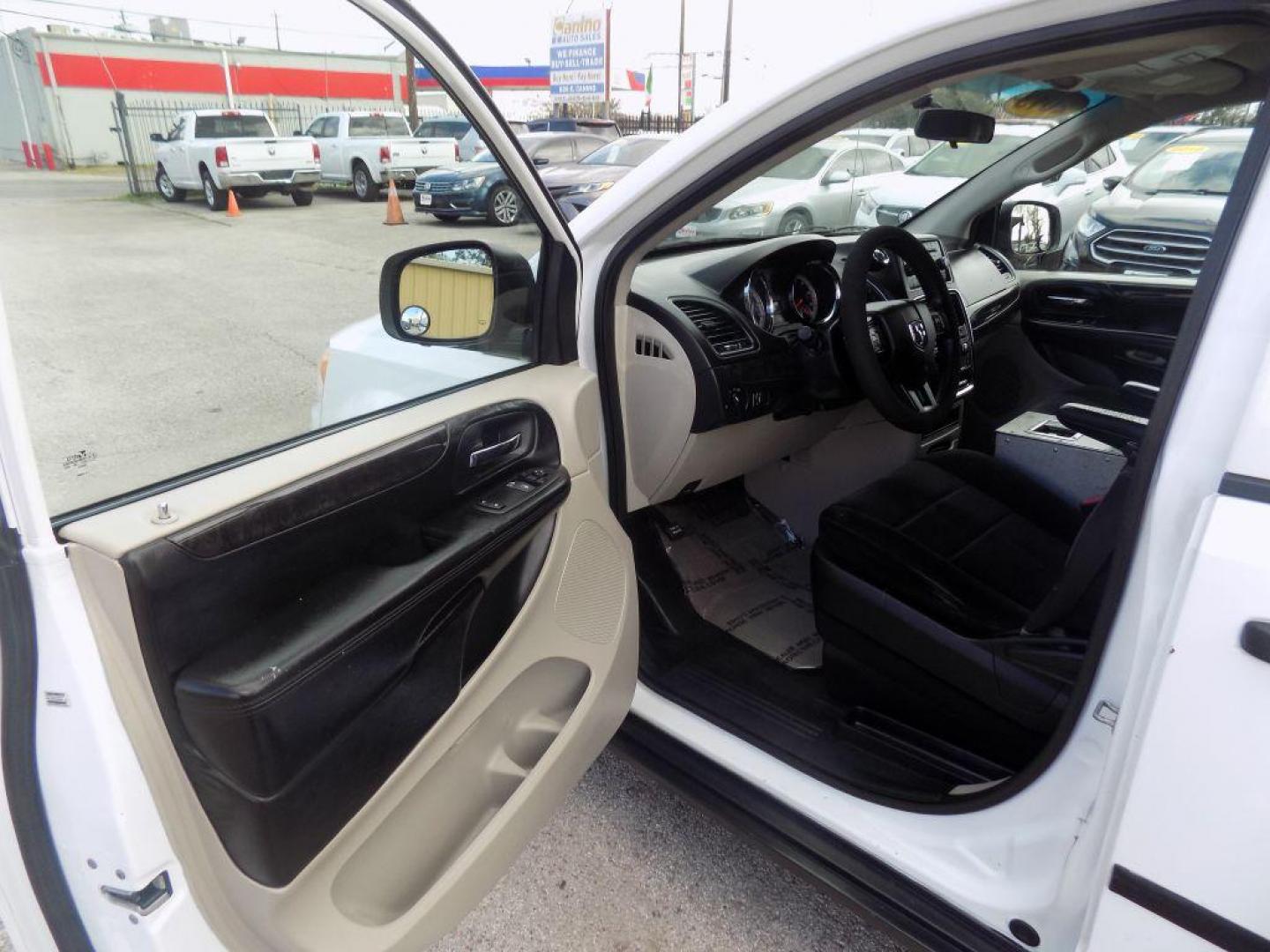 2013 WHITE RAM TRADESMAN (2C4JRGAG8DR) with an 3.6L engine, Automatic transmission, located at 830 E. Canino Rd., Houston, TX, 77037, (281) 405-0440, 38.358219, -81.729942 - PAGOS COMODOS, ENGANCHES COMODOS. FINANCIAMIENTO RAPIDO Y FACIL. BUEN CREDITO, MAL CREDITO, COMPRADOR POR PRIMERA VES O NO LICENCIA, CANINO AUTO SALES TE PUEDE AYUDAR! LLAMA/TEXTO O VISITANOS HOY MISMO (281) 405-0440 ESTAMOS LOCALIZADOS EN 830 E. CANINO RD. (ESQUINA CON AIRLINE) HOUSTON, TEXAS - Photo#12