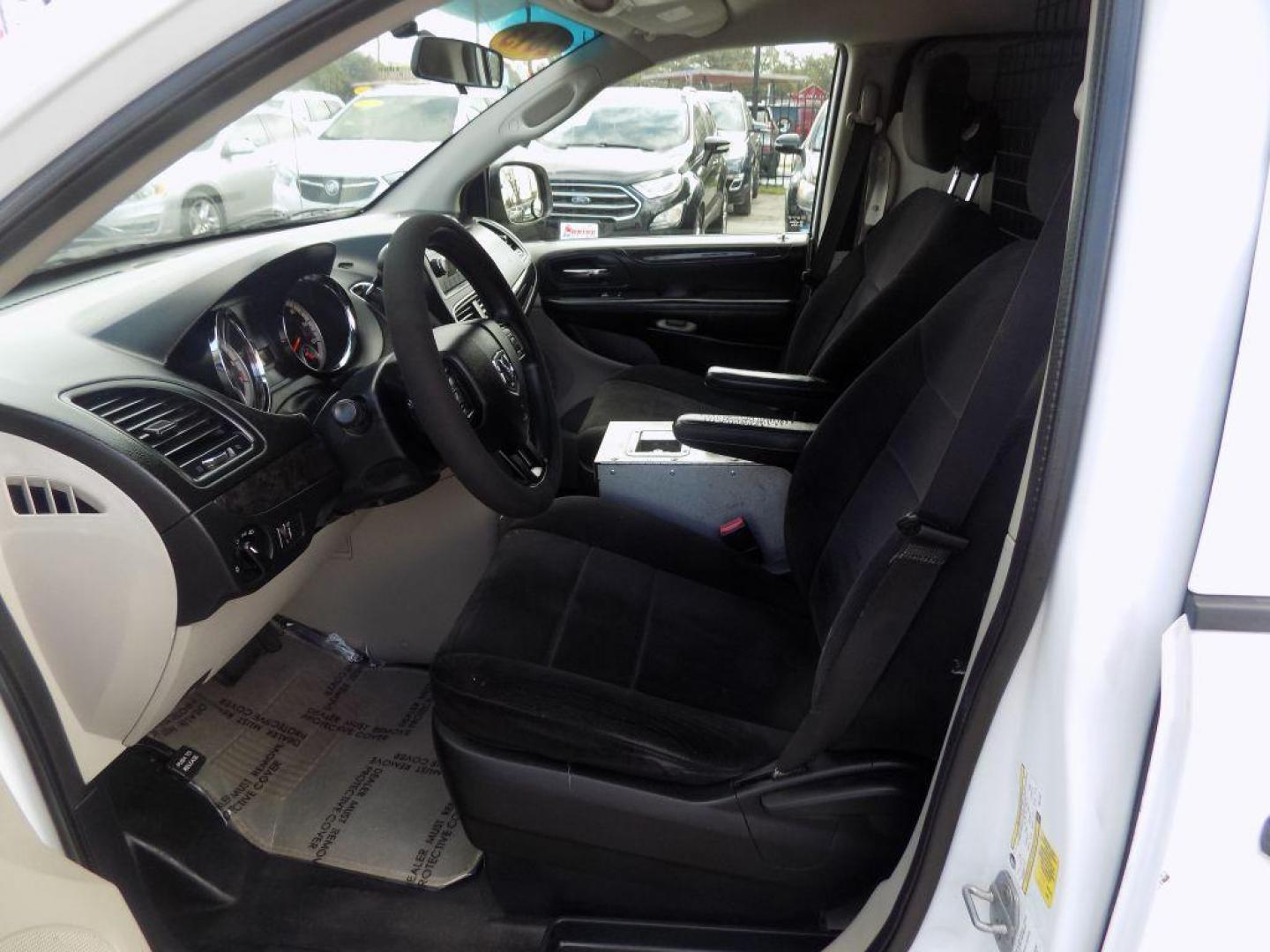 2013 WHITE RAM TRADESMAN (2C4JRGAG8DR) with an 3.6L engine, Automatic transmission, located at 830 E. Canino Rd., Houston, TX, 77037, (281) 405-0440, 38.358219, -81.729942 - PAGOS COMODOS, ENGANCHES COMODOS. FINANCIAMIENTO RAPIDO Y FACIL. BUEN CREDITO, MAL CREDITO, COMPRADOR POR PRIMERA VES O NO LICENCIA, CANINO AUTO SALES TE PUEDE AYUDAR! LLAMA/TEXTO O VISITANOS HOY MISMO (281) 405-0440 ESTAMOS LOCALIZADOS EN 830 E. CANINO RD. (ESQUINA CON AIRLINE) HOUSTON, TEXAS - Photo#13