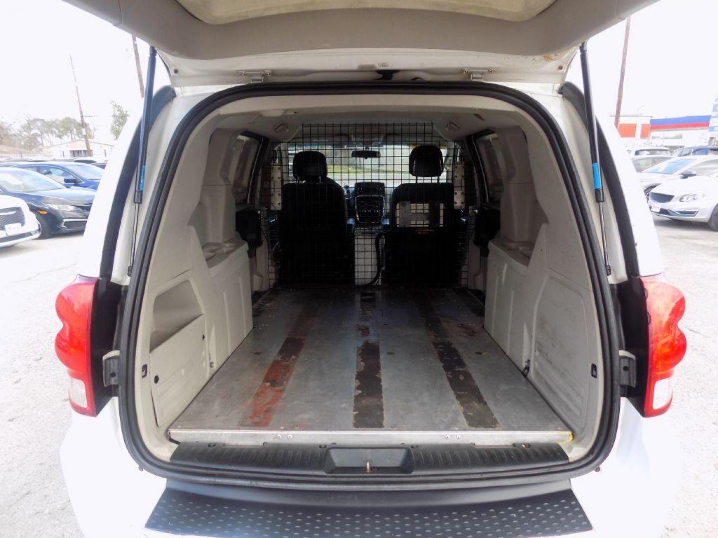 2013 WHITE RAM TRADESMAN (2C4JRGAG8DR) with an 3.6L engine, Automatic transmission, located at 830 E. Canino Rd., Houston, TX, 77037, (281) 405-0440, 38.358219, -81.729942 - PAGOS COMODOS, ENGANCHES COMODOS. FINANCIAMIENTO RAPIDO Y FACIL. BUEN CREDITO, MAL CREDITO, COMPRADOR POR PRIMERA VES O NO LICENCIA, CANINO AUTO SALES TE PUEDE AYUDAR! LLAMA/TEXTO O VISITANOS HOY MISMO (281) 405-0440 ESTAMOS LOCALIZADOS EN 830 E. CANINO RD. (ESQUINA CON AIRLINE) HOUSTON, TEXAS - Photo#14