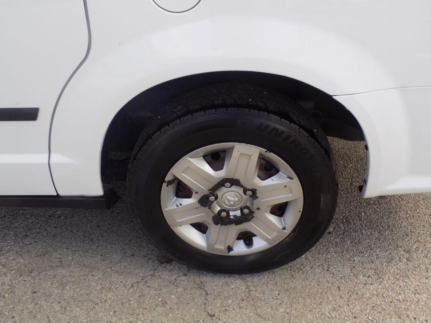 2013 WHITE RAM TRADESMAN (2C4JRGAG8DR) with an 3.6L engine, Automatic transmission, located at 830 E. Canino Rd., Houston, TX, 77037, (281) 405-0440, 38.358219, -81.729942 - PAGOS COMODOS, ENGANCHES COMODOS. FINANCIAMIENTO RAPIDO Y FACIL. BUEN CREDITO, MAL CREDITO, COMPRADOR POR PRIMERA VES O NO LICENCIA, CANINO AUTO SALES TE PUEDE AYUDAR! LLAMA/TEXTO O VISITANOS HOY MISMO (281) 405-0440 ESTAMOS LOCALIZADOS EN 830 E. CANINO RD. (ESQUINA CON AIRLINE) HOUSTON, TEXAS - Photo#15