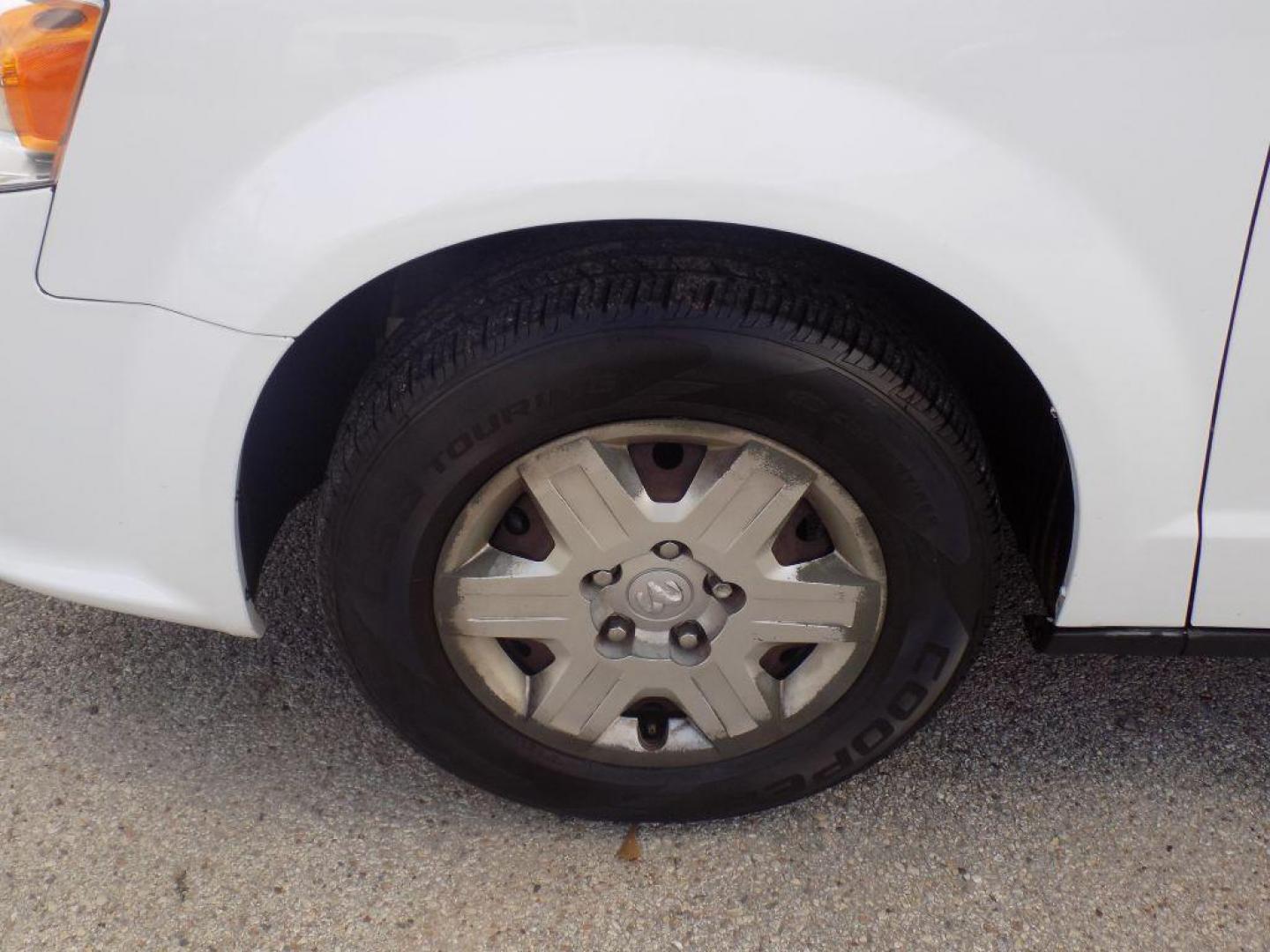 2013 WHITE RAM TRADESMAN (2C4JRGAG8DR) with an 3.6L engine, Automatic transmission, located at 830 E. Canino Rd., Houston, TX, 77037, (281) 405-0440, 38.358219, -81.729942 - PAGOS COMODOS, ENGANCHES COMODOS. FINANCIAMIENTO RAPIDO Y FACIL. BUEN CREDITO, MAL CREDITO, COMPRADOR POR PRIMERA VES O NO LICENCIA, CANINO AUTO SALES TE PUEDE AYUDAR! LLAMA/TEXTO O VISITANOS HOY MISMO (281) 405-0440 ESTAMOS LOCALIZADOS EN 830 E. CANINO RD. (ESQUINA CON AIRLINE) HOUSTON, TEXAS - Photo#16